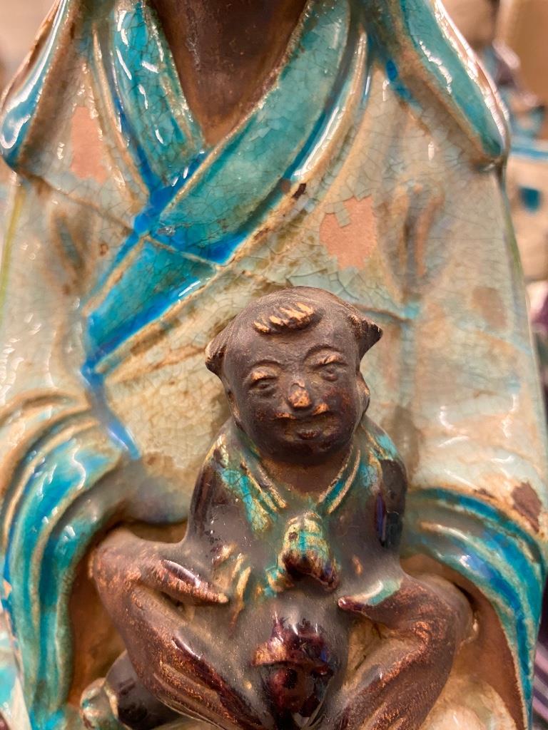 A Chinese Fahua-style glazed figure of a seated Guanyin, late Ming period, H 34,5 cm - Image 15 of 16