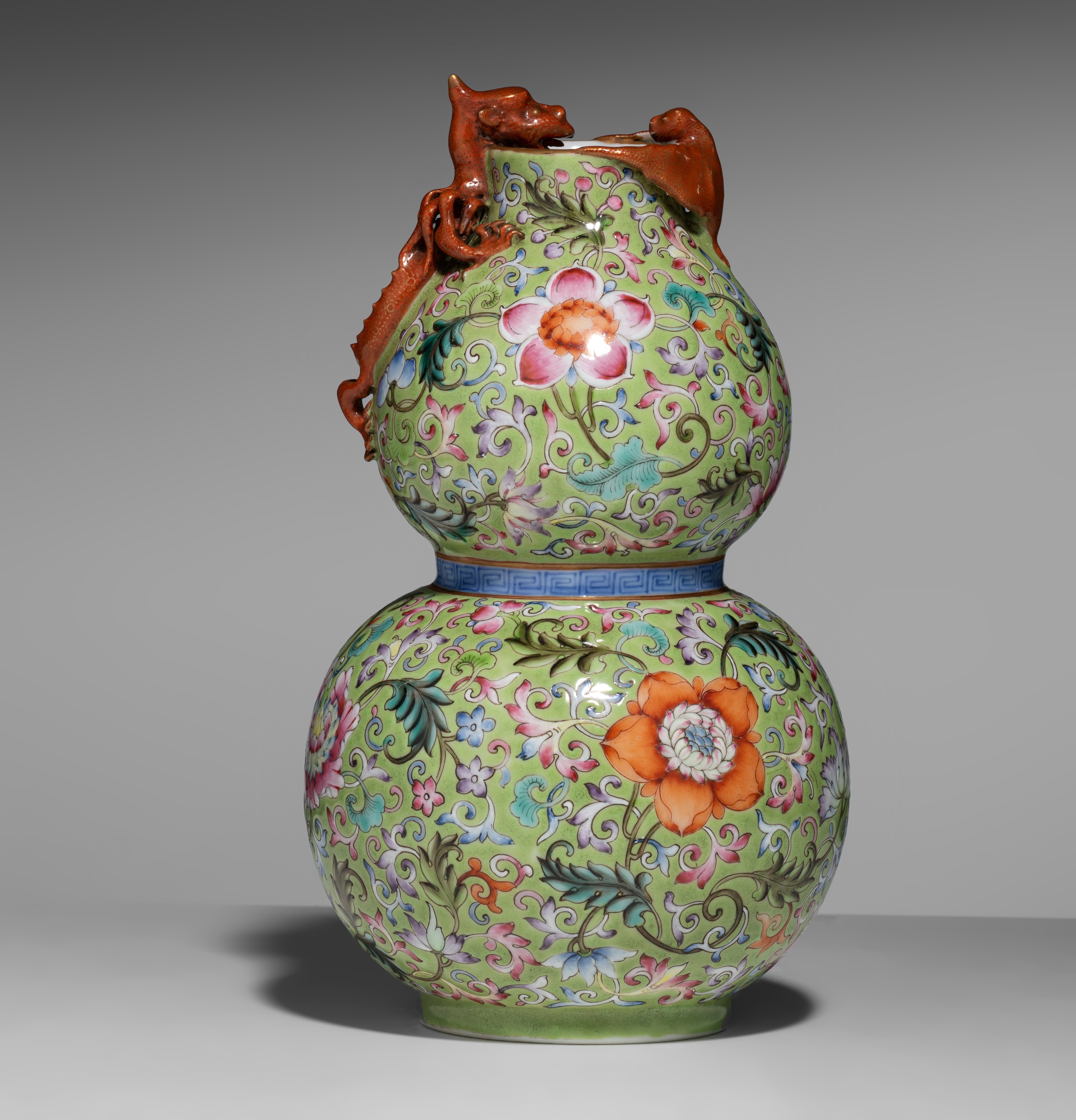 A Chinese famille rose on lime-green ground double-gourd vase, Qianlong mark, 20thC, H 23,5 cm - Image 4 of 8