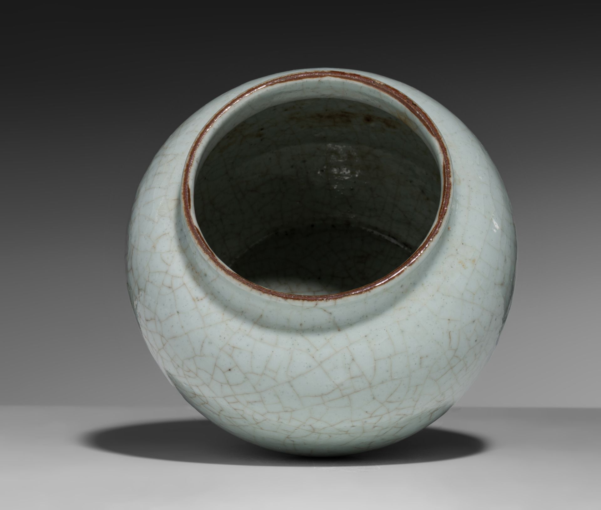 A Chinese Ge-type celadon-crackle glazed jar, H 12 cm - Image 7 of 9