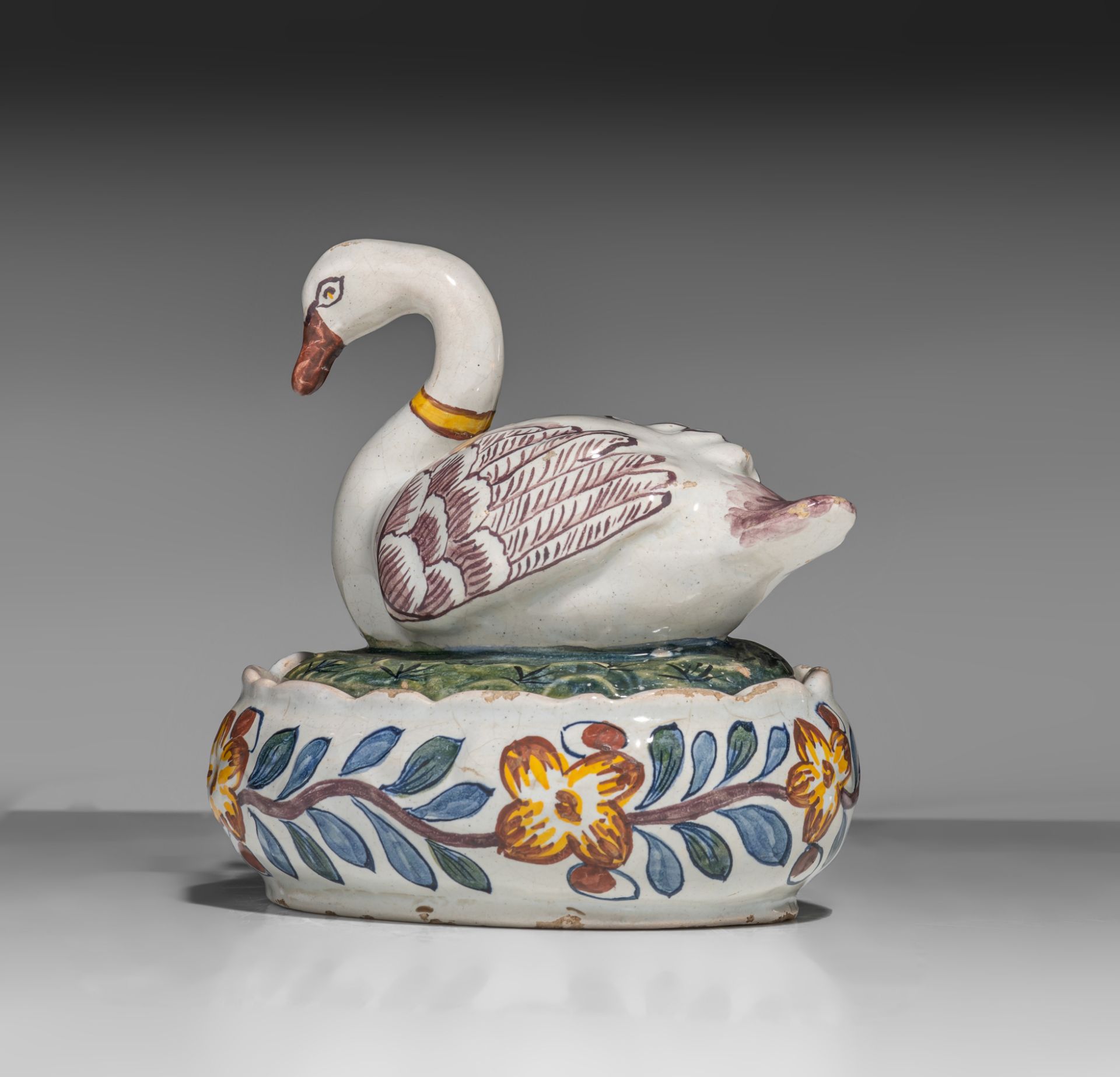 A polychrome Dutch Delft 'swan' butter tub and cover, 18thC, H 11,5 cm - Bild 3 aus 12
