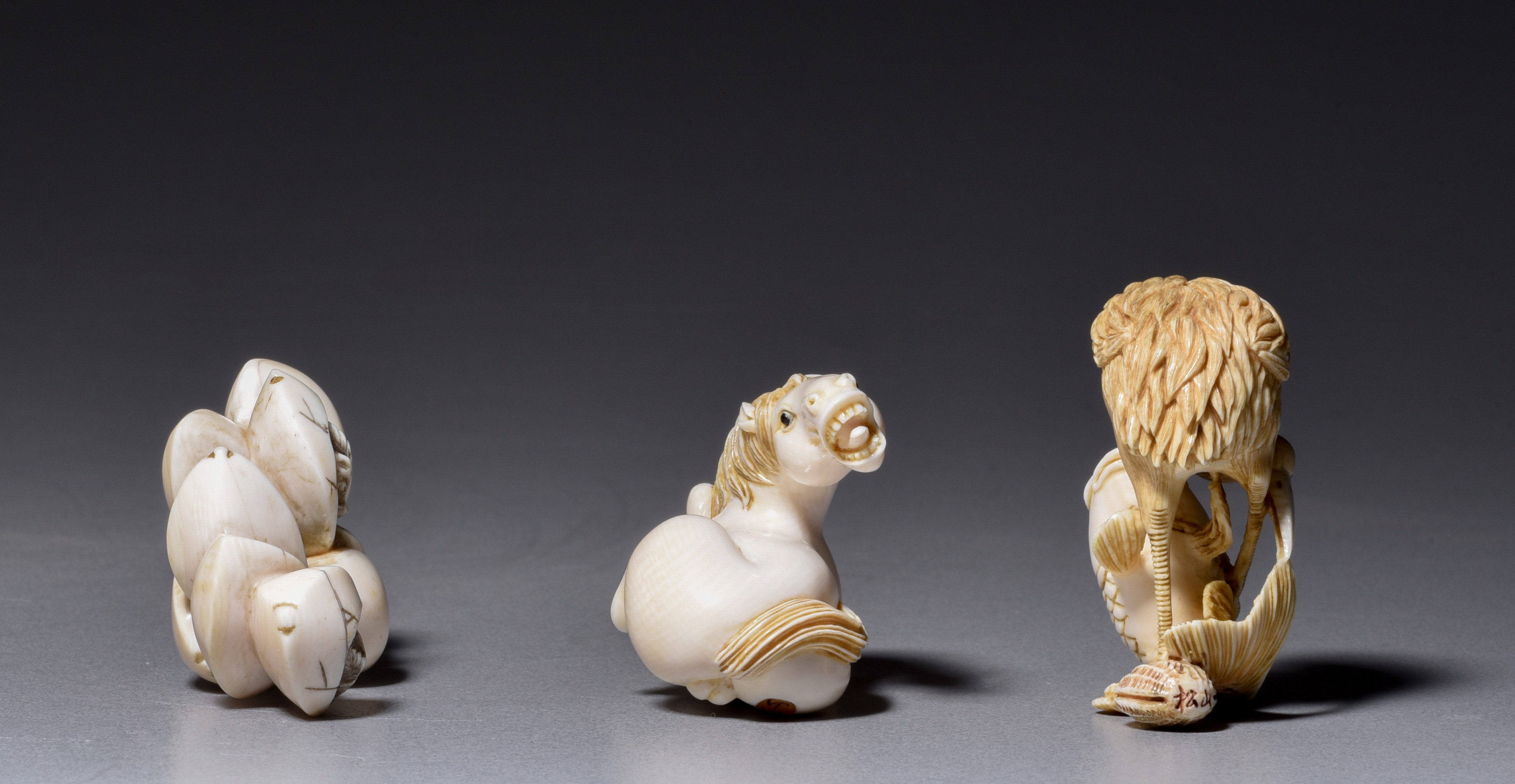 Two ivory netsuke, W 4,2 - 5,2 cm, 19 - 21 g.; one ditto okimono H 4,5 cm - 16 g (+) - Image 4 of 6