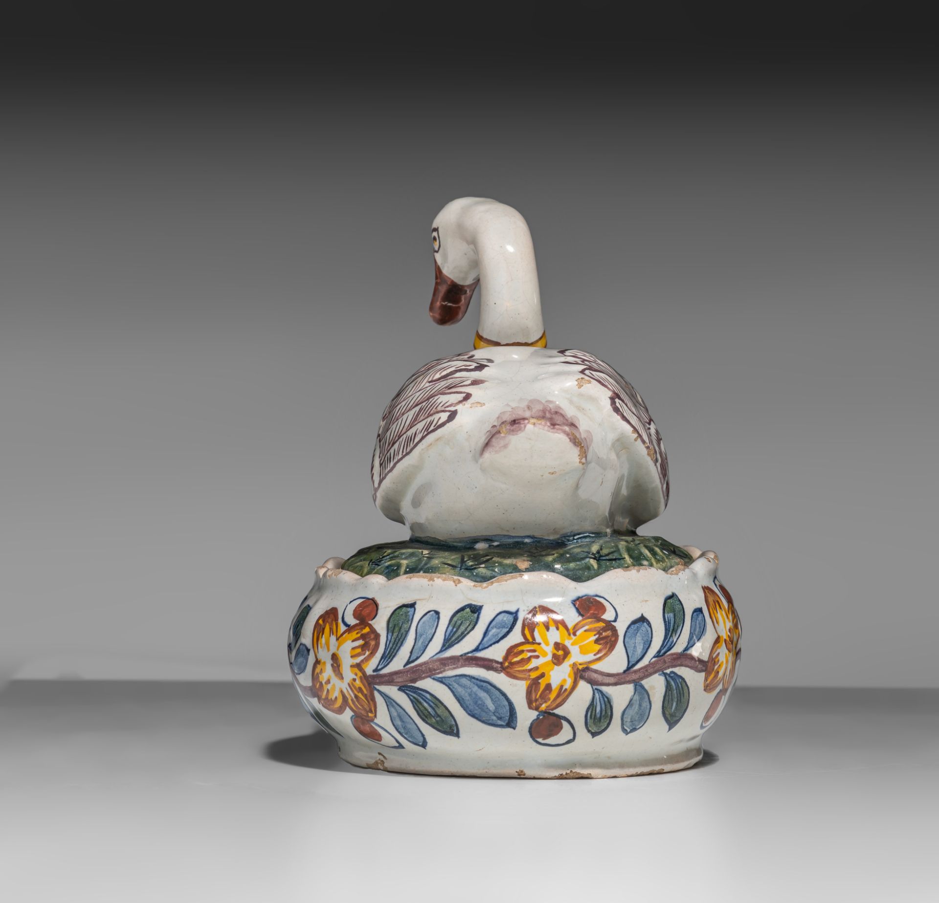 A polychrome Dutch Delft 'swan' butter tub and cover, 18thC, H 11,5 cm - Bild 4 aus 12