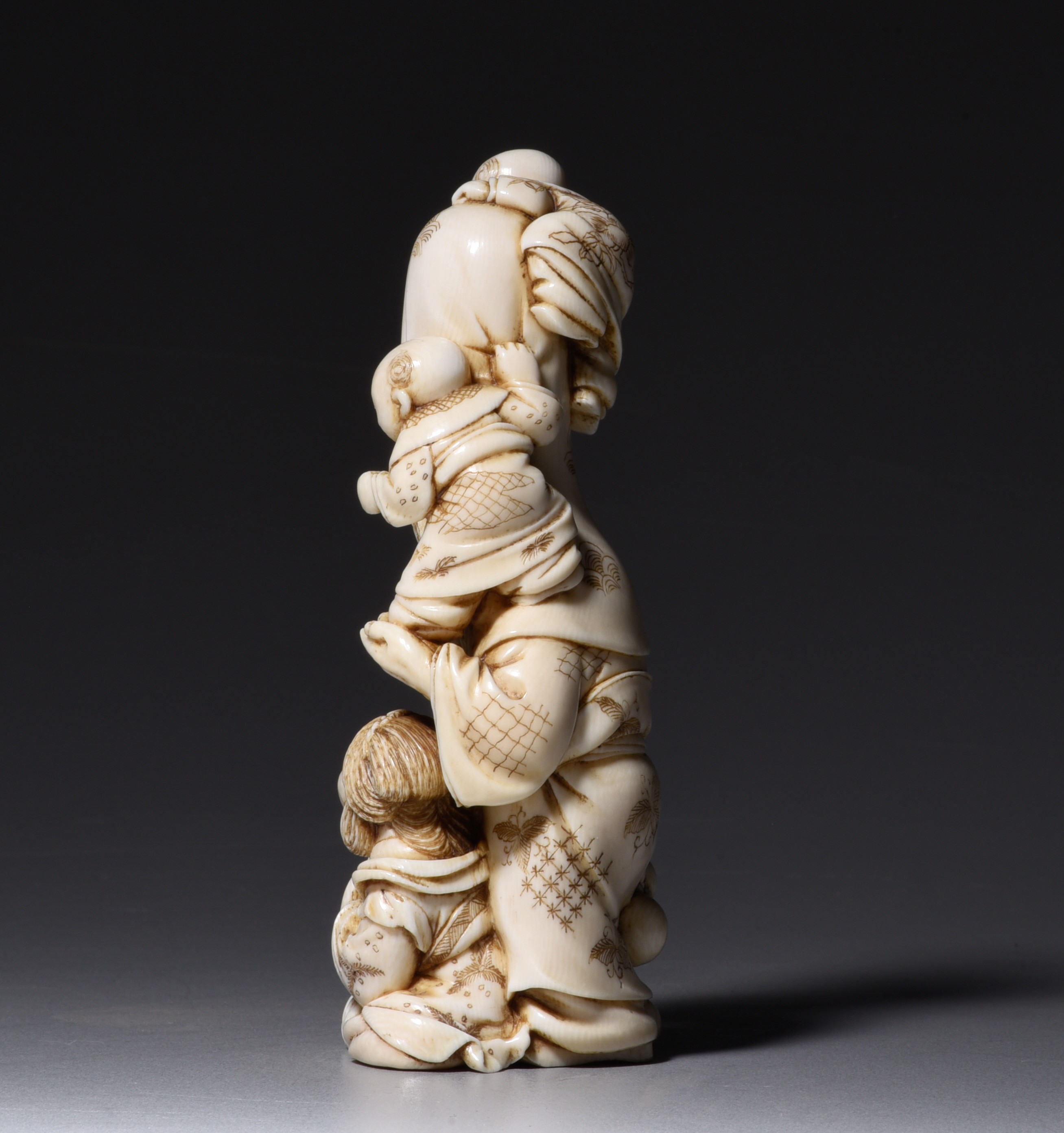 A Japanese ivory okimono of Fukurokuju, Edo/Meiji period, H 13 cm, 214 g (+) - Image 2 of 6