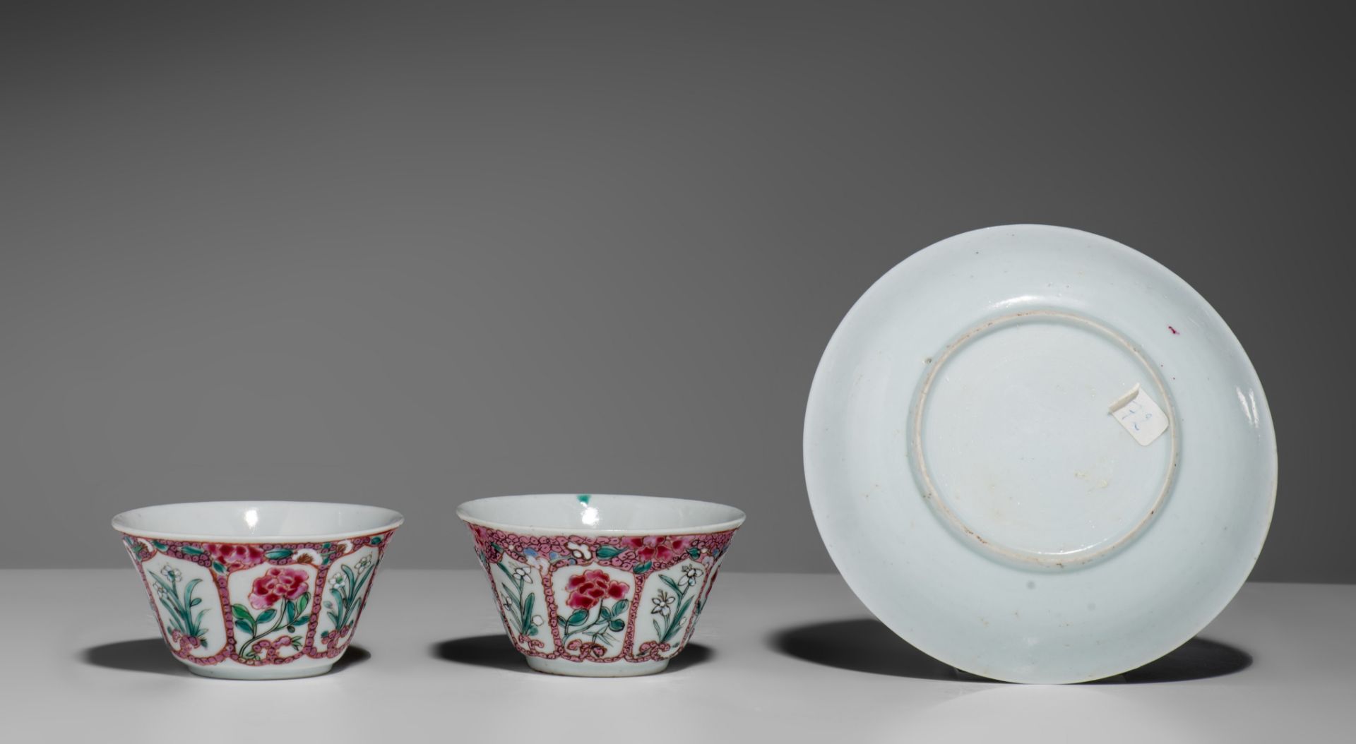 A set of Chinese famille rose and famille noire cup and saucer, and a second cup, 18thC, H 4 - ø 7 ( - Bild 4 aus 8