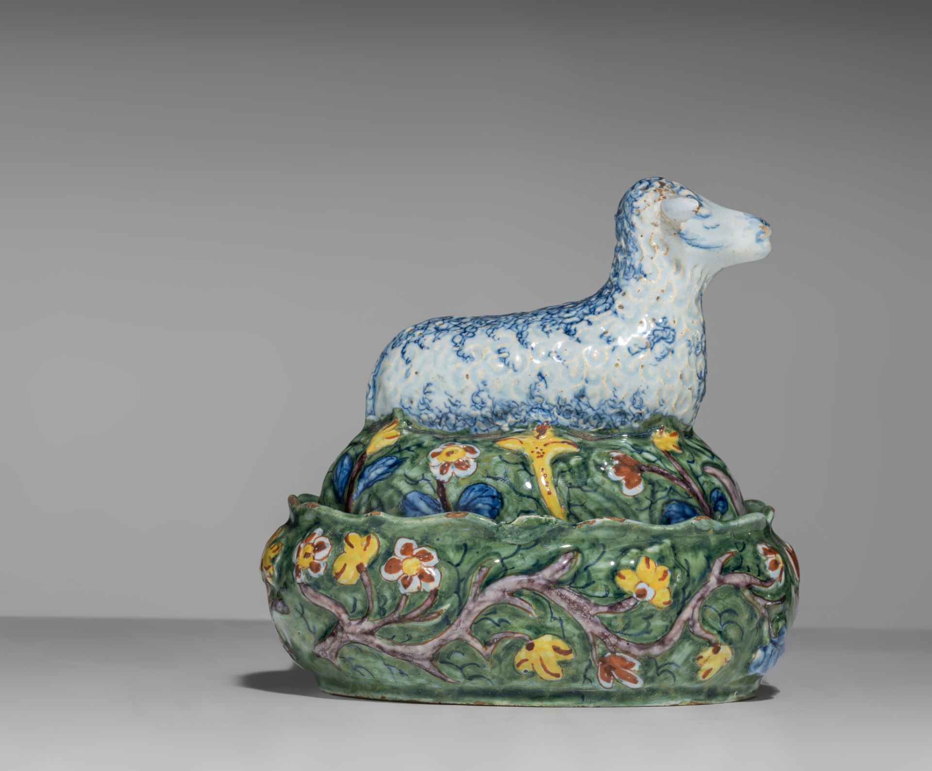 A Dutch Delft lamb-shaped butter tub, Lambertus Sanderus for De Klauw, 18thC, H 12,5 cm - Bild 6 aus 11