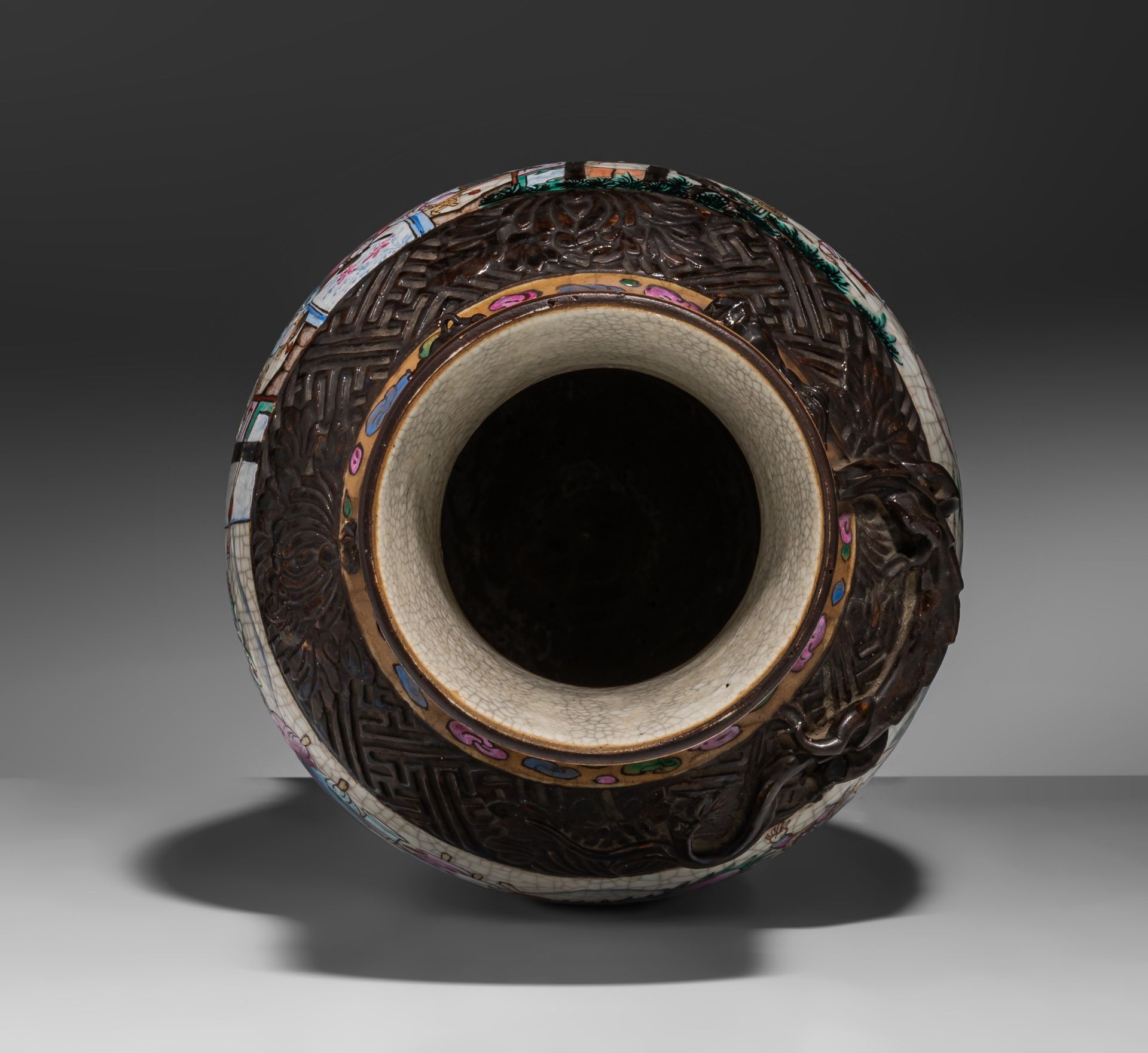 A Chinese famille rose 'Battle scene' Nanking stoneware lidded vase, 19thC, Total H 66 cm - Bild 6 aus 10