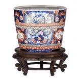 A Japanese Imari jardinière, on a matching wooden stand, H 26,3 - ø 32 cm