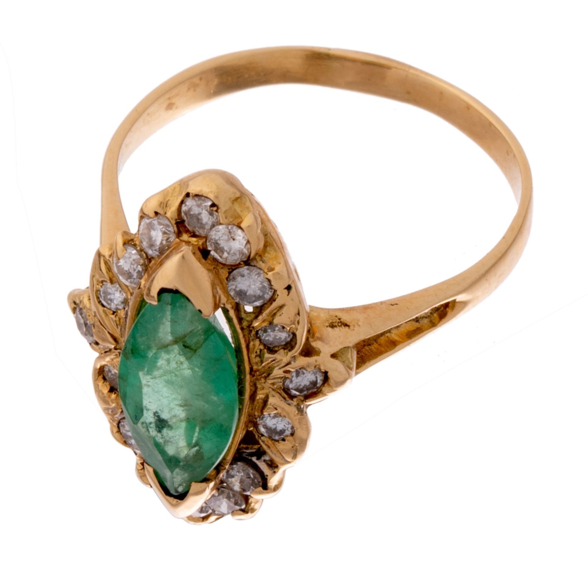 A ring in 18ct yellow gold, set with a marquise cut emerald and 16 brilliant cut diamonds, 5,5 g - Image 2 of 4