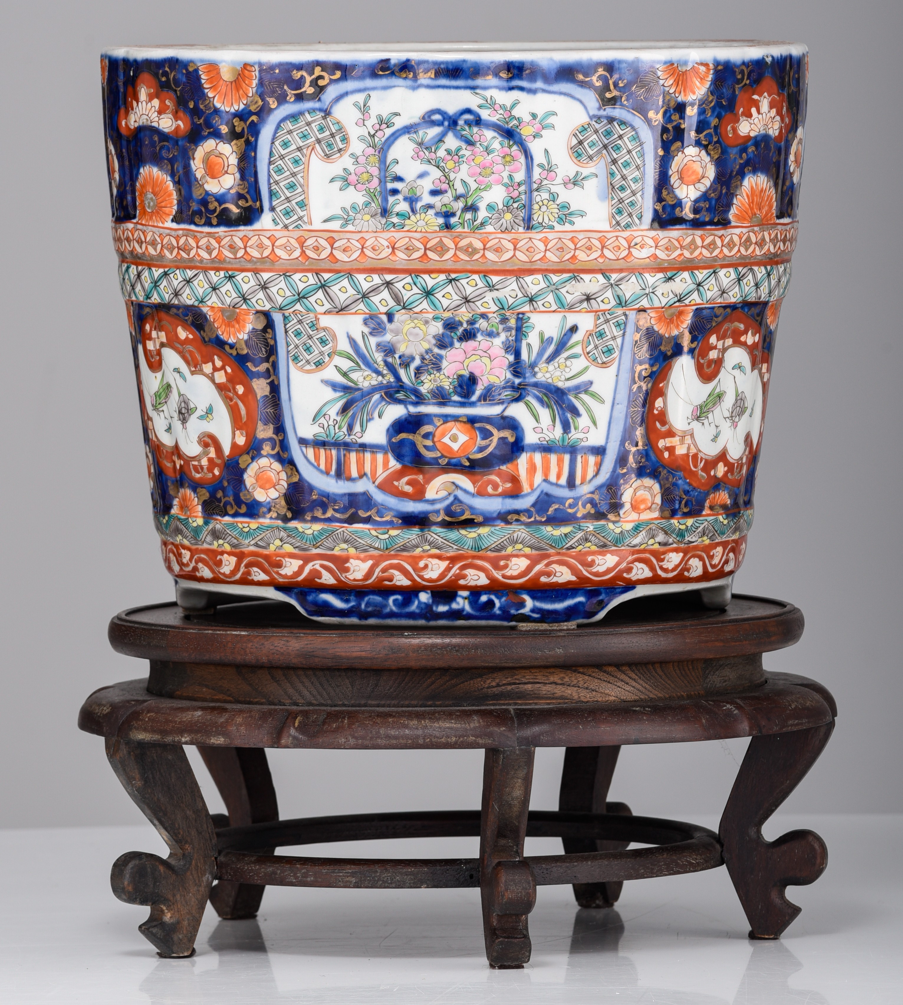 A Japanese Imari jardinière, on a matching wooden stand, H 26,3 - ø 32 cm - Image 5 of 7