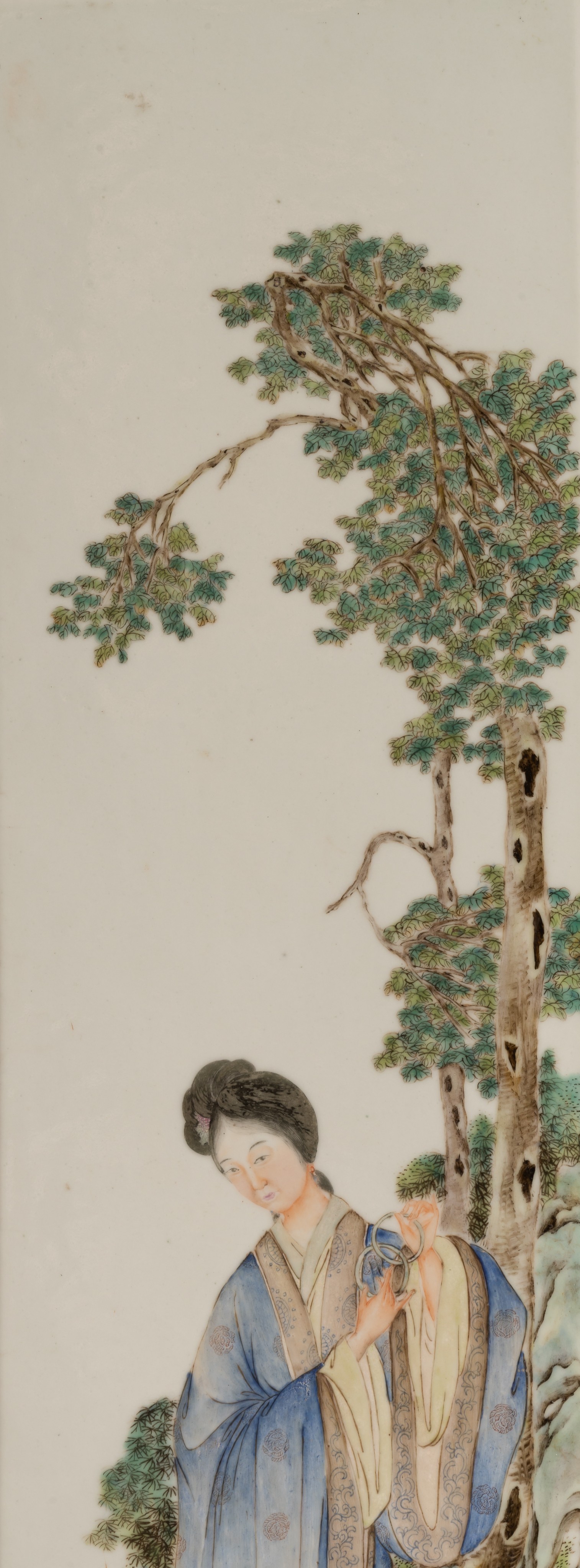 A Chinese famille rose 'Beauty in a garden' plaque, Republic period, 76,5 x 19,2 cm - Image 5 of 6