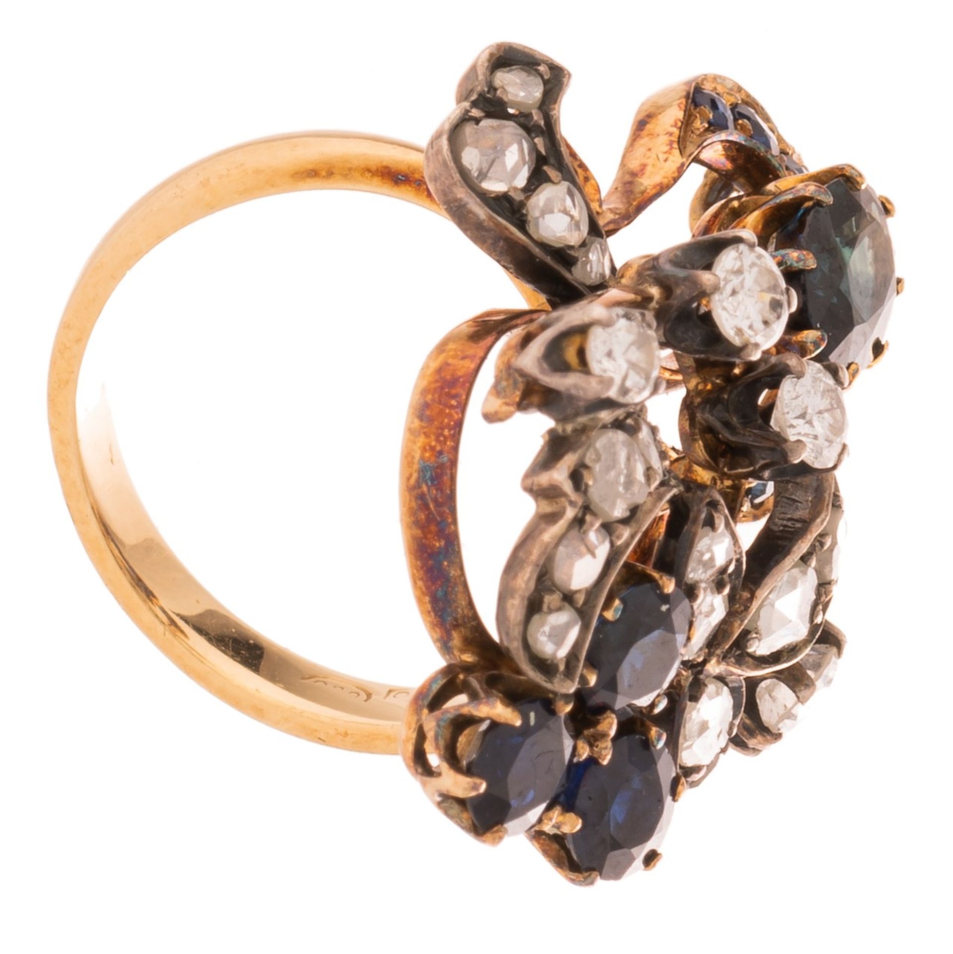 An Art Deco 18 ct yellow gold floral-shaped ring, set with a blue sapphire and diamonds, 8,5 g - Image 4 of 8