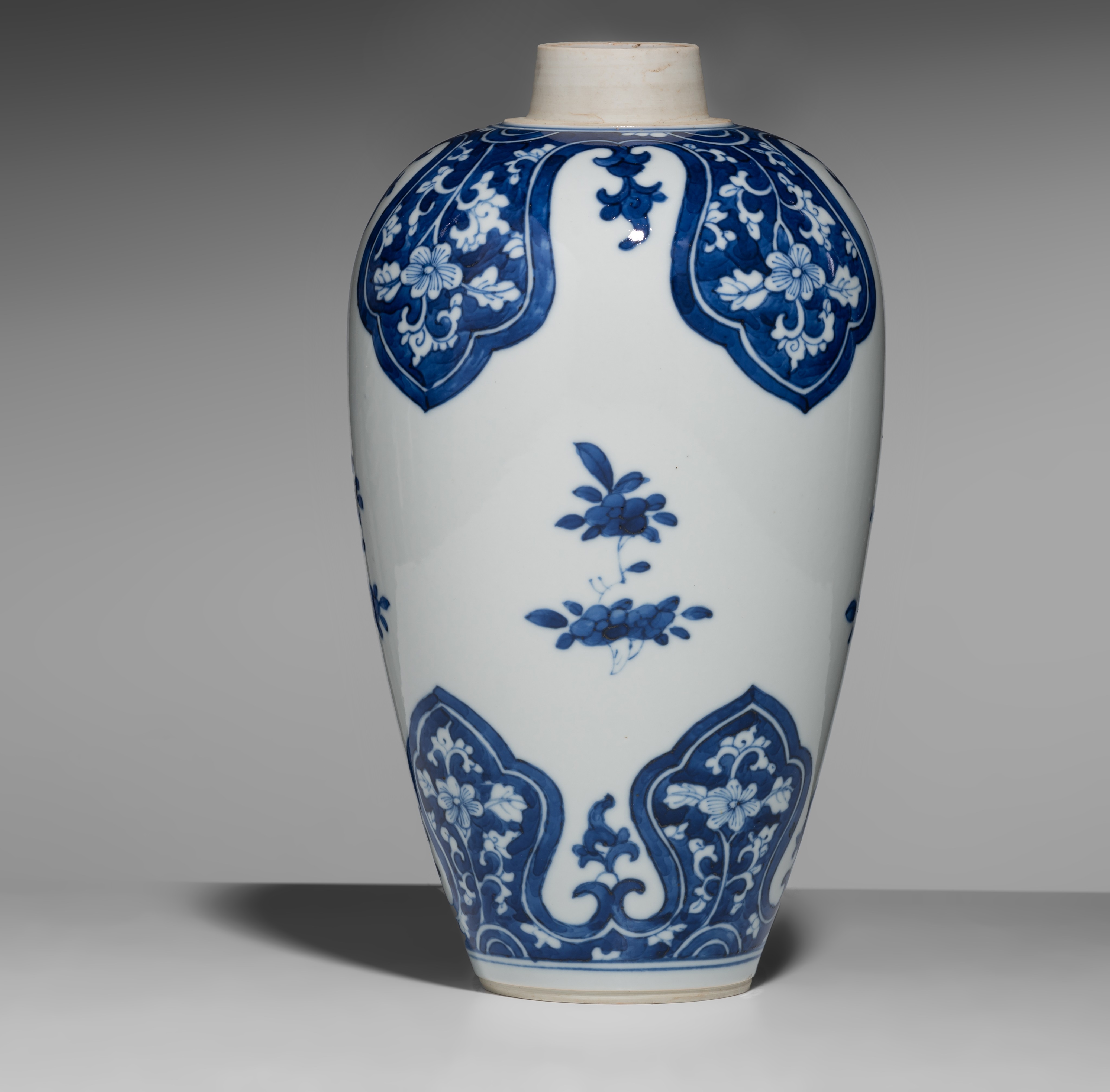 A Chinese blue and white jar, Kangxi period, H 24 cm - Image 2 of 7