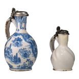 An 18thC Dutch Delft chinoiserie decorated jug, added a smaller white jug, H 16,5 - 23 cm