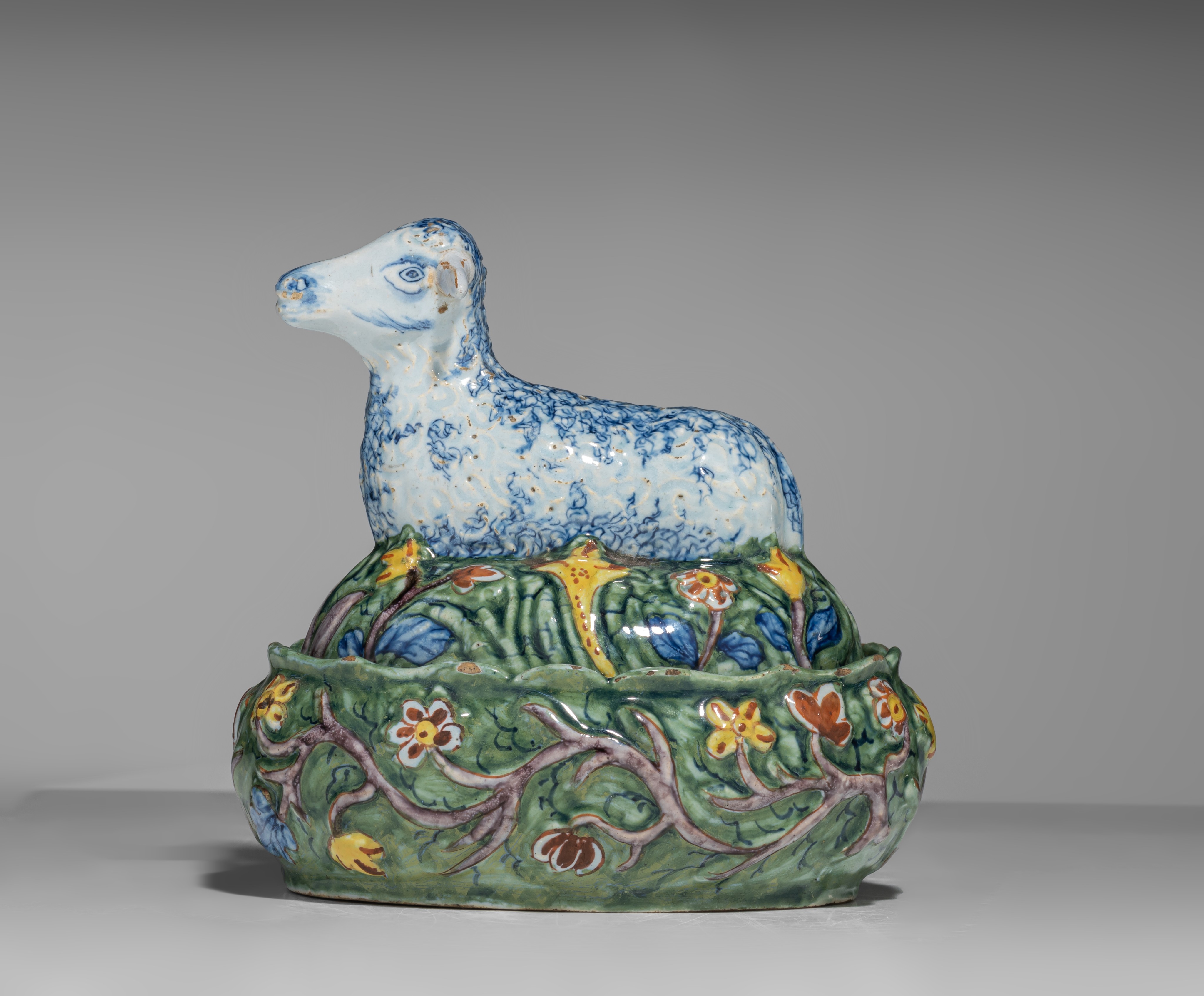 A Dutch Delft lamb-shaped butter tub, Lambertus Sanderus for De Klauw, 18thC, H 12,5 cm - Image 3 of 11