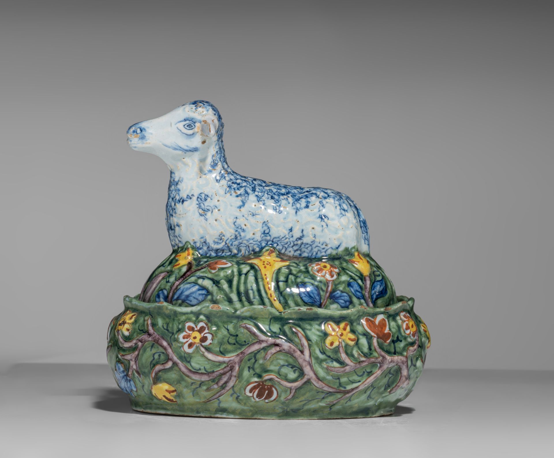 A Dutch Delft lamb-shaped butter tub, Lambertus Sanderus for De Klauw, 18thC, H 12,5 cm - Bild 3 aus 11