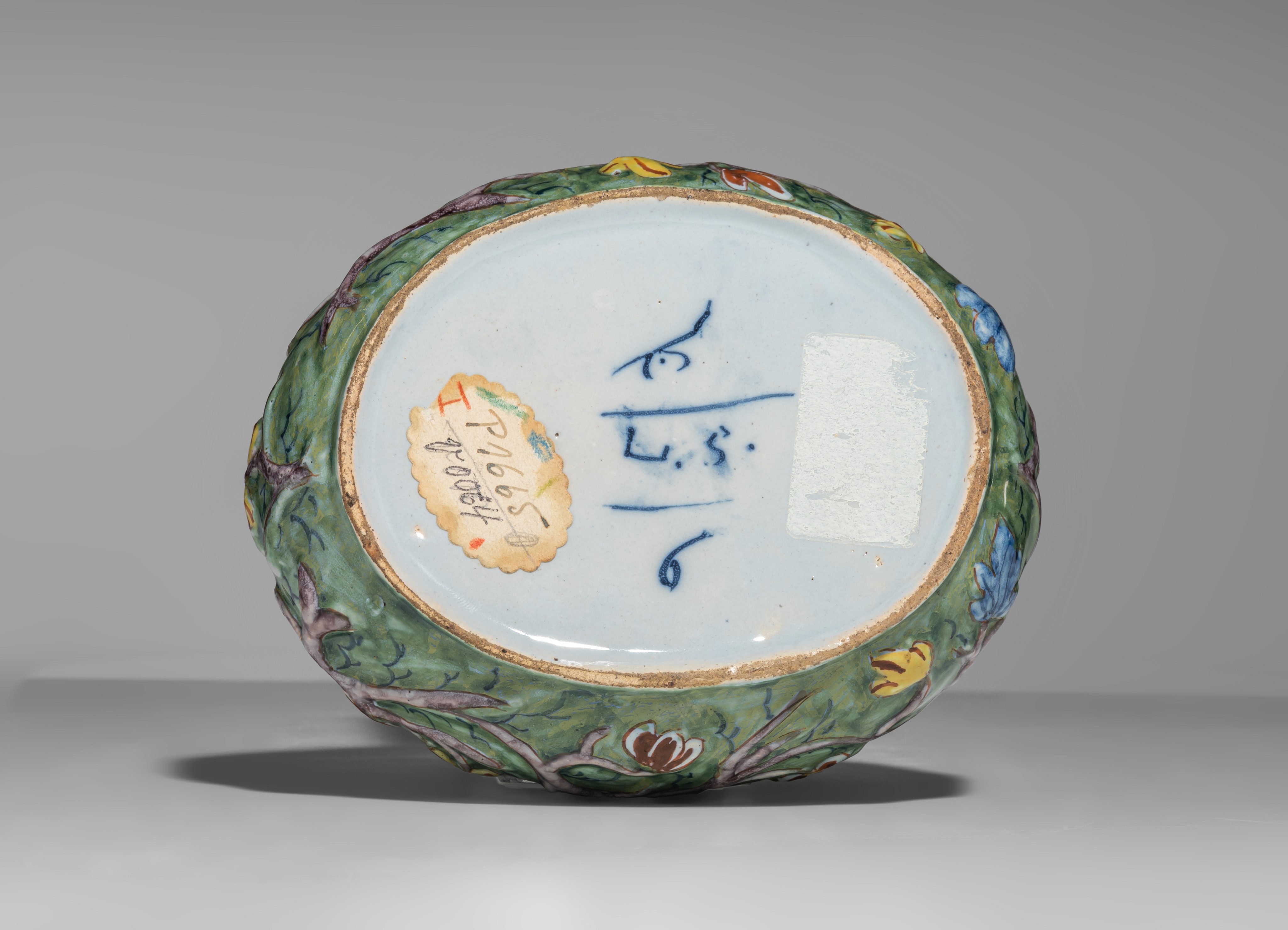 A Dutch Delft lamb-shaped butter tub, Lambertus Sanderus for De Klauw, 18thC, H 12,5 cm - Image 10 of 11