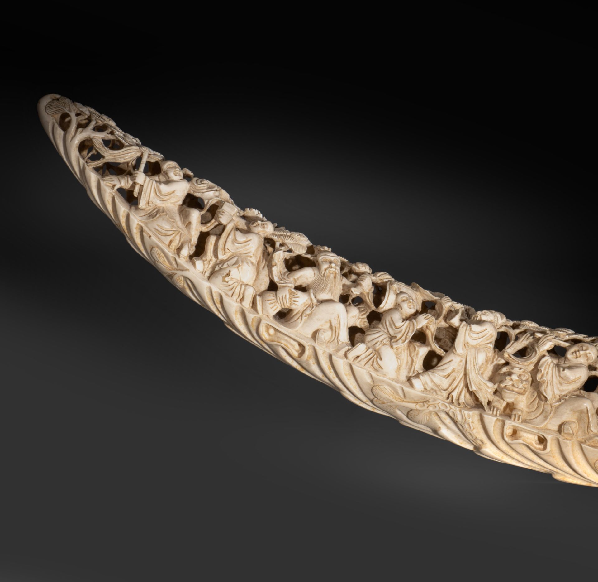 A Chinese sculpted tusk, 1,30 m (outer arch), 1,13 m (inner arch), circumference 39 cm, 5700 g (+) - Image 12 of 15