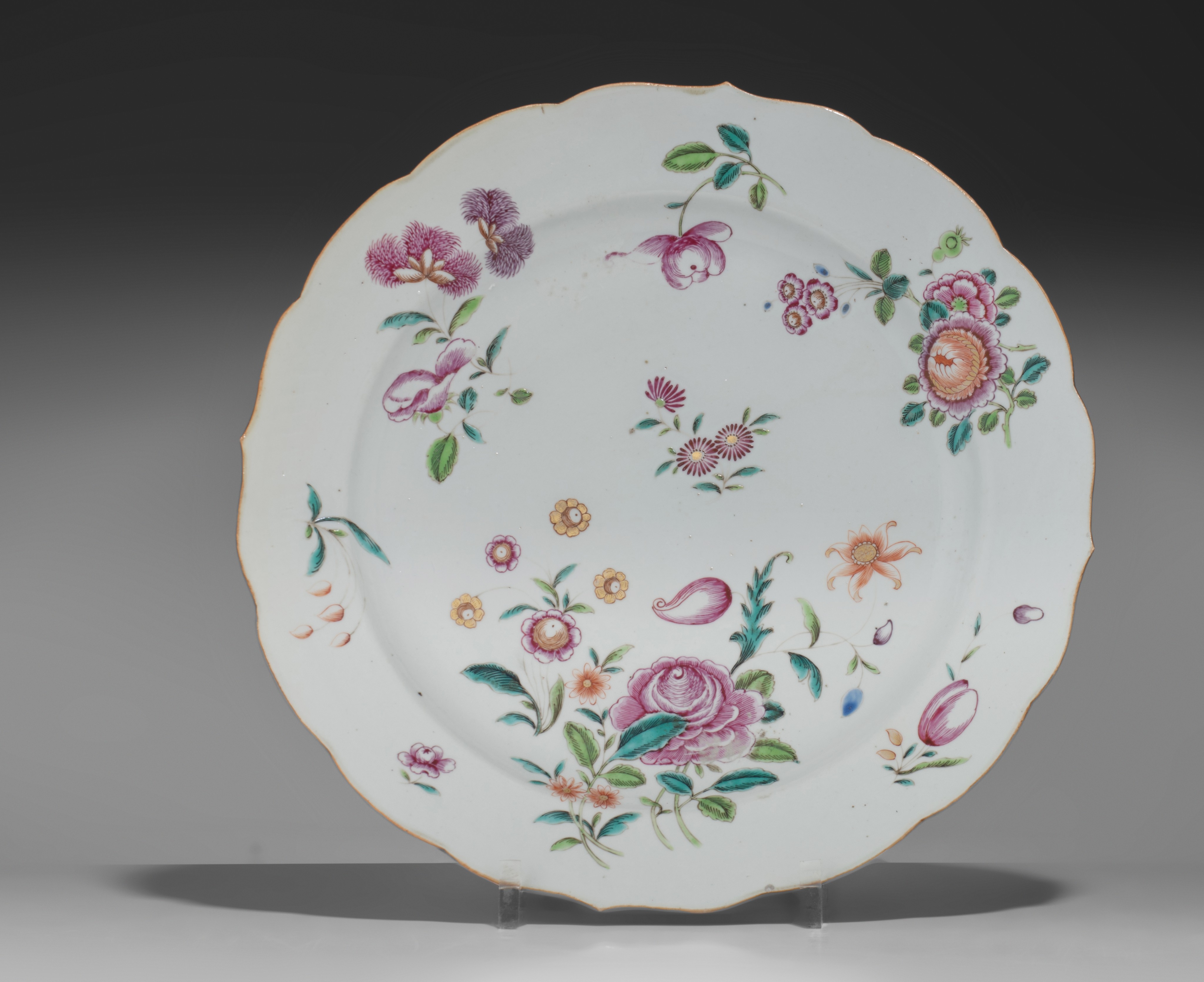 Three Chinese famille rose foliate-shaped export porcelain chargers, 18thC, ø 34,5 - 38 cm - Image 4 of 7