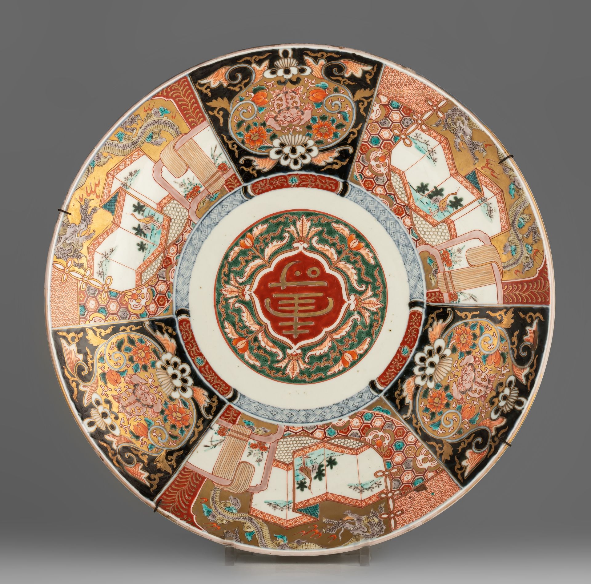 A Japanese Imari charger, late 18thC/ early 19thC, ø 45 cm - Image 2 of 3