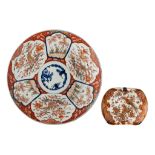 A Japanese Imari charger and a 'Rolled' plate, late 19thC, ø 47,5 (charger) - 22,5 x 18 cm (plate)