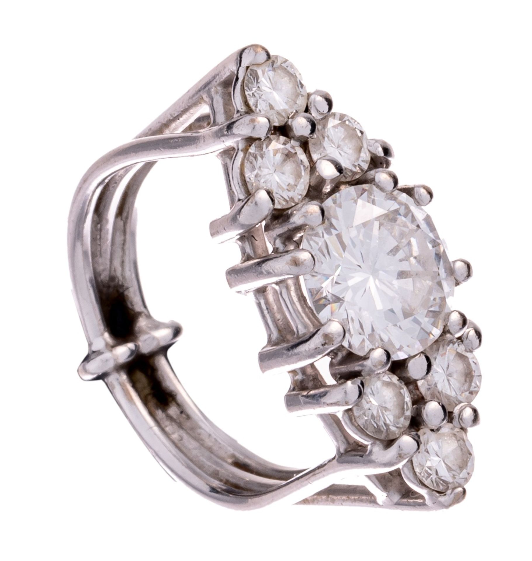 An impressive 18ct white gold ring, set with brilliant-cut diamonds, 8 g