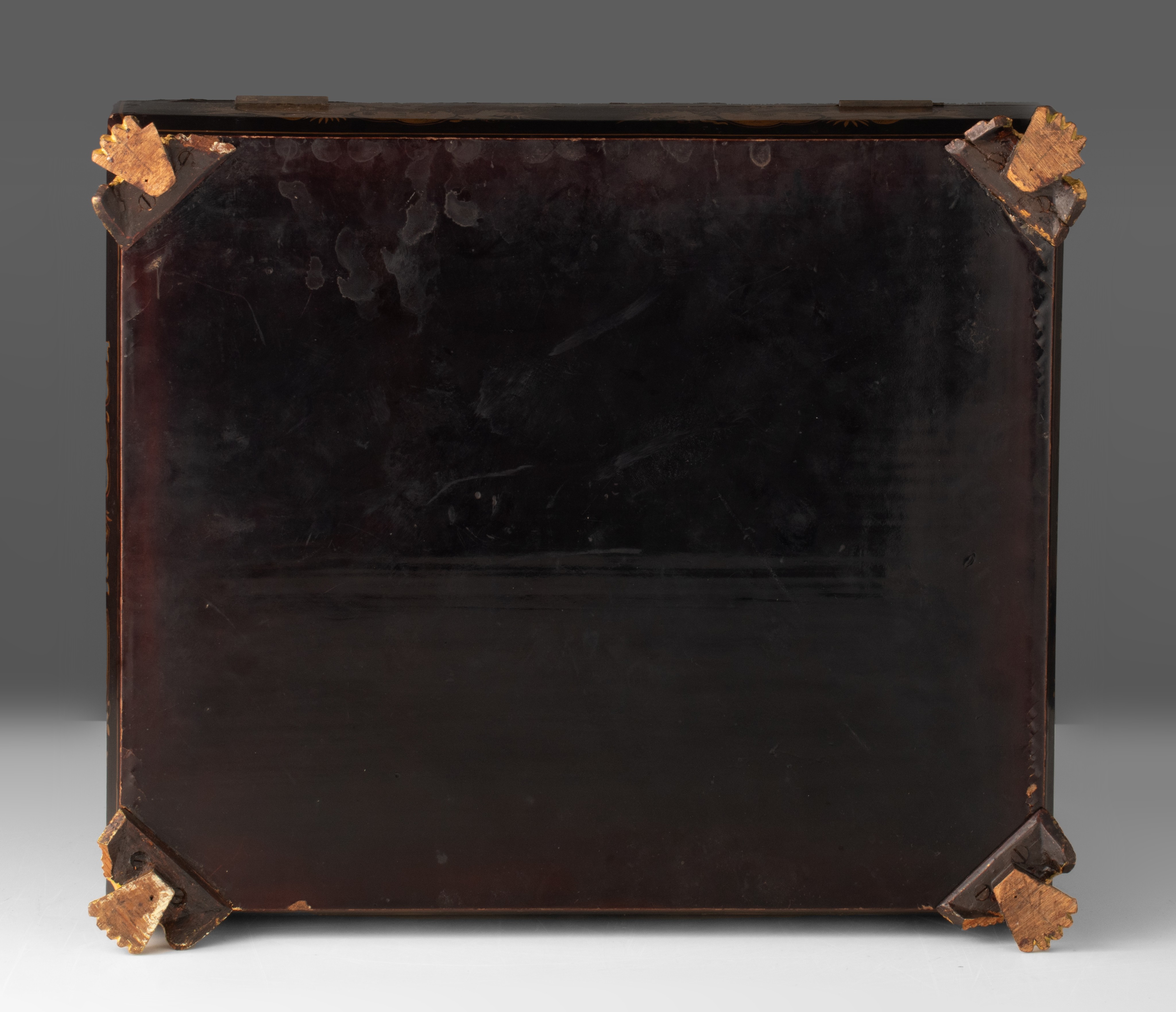 A South-Chinese export gilt and black lacquer game box, 19thC, H 12 - 35 x 30 cm - Image 10 of 10