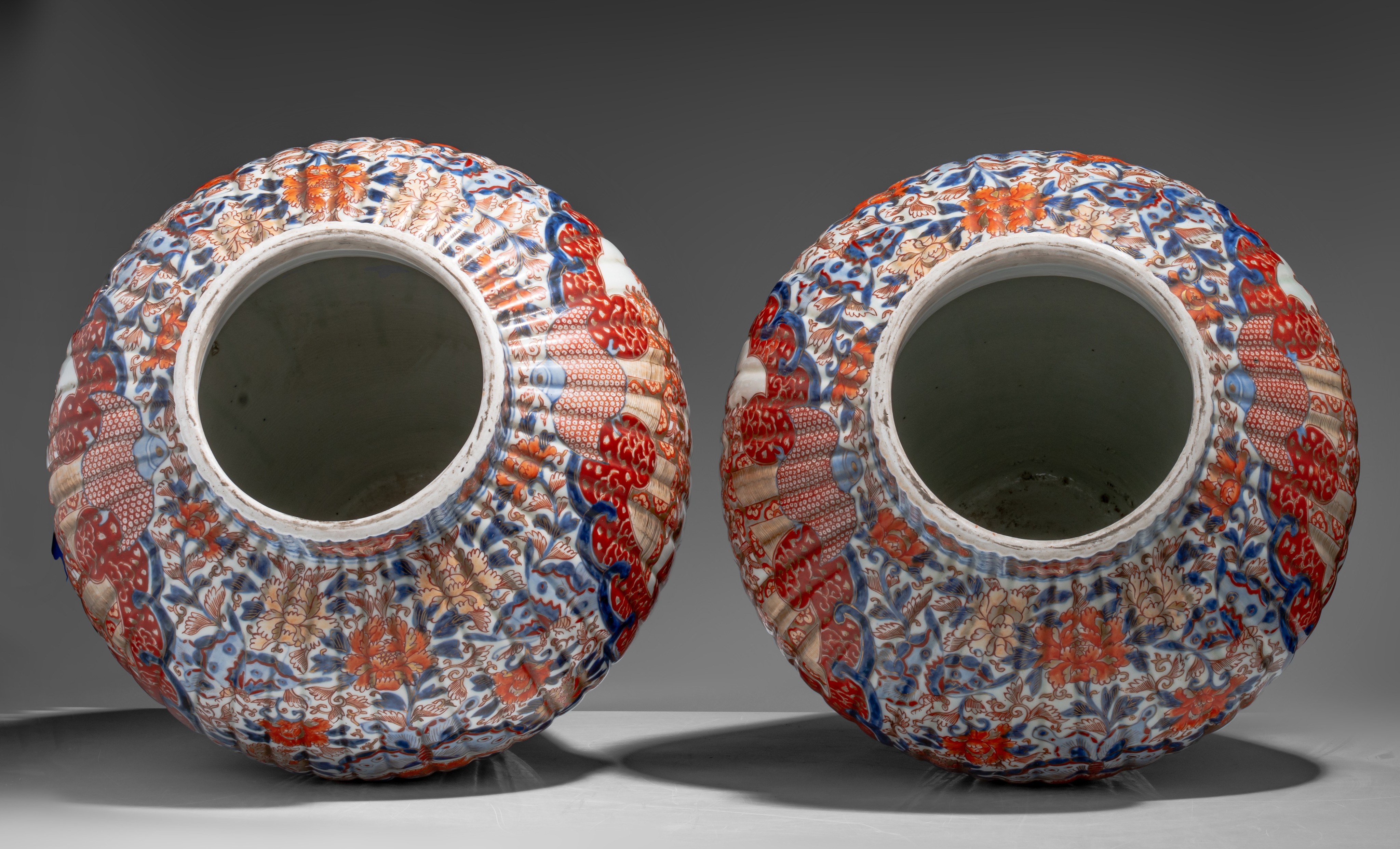 A pair of large Japanese Imari ribbed vases and covers, Edo period, late 18thC, H 69,5 cm - Image 6 of 9