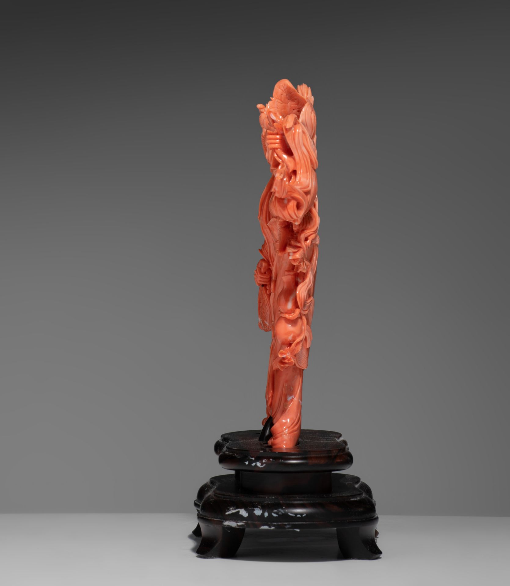 A fine Chinese coral carving of a female Immortal, late Qing, H 22 cm - Weight about 640 g (coral on - Bild 3 aus 8