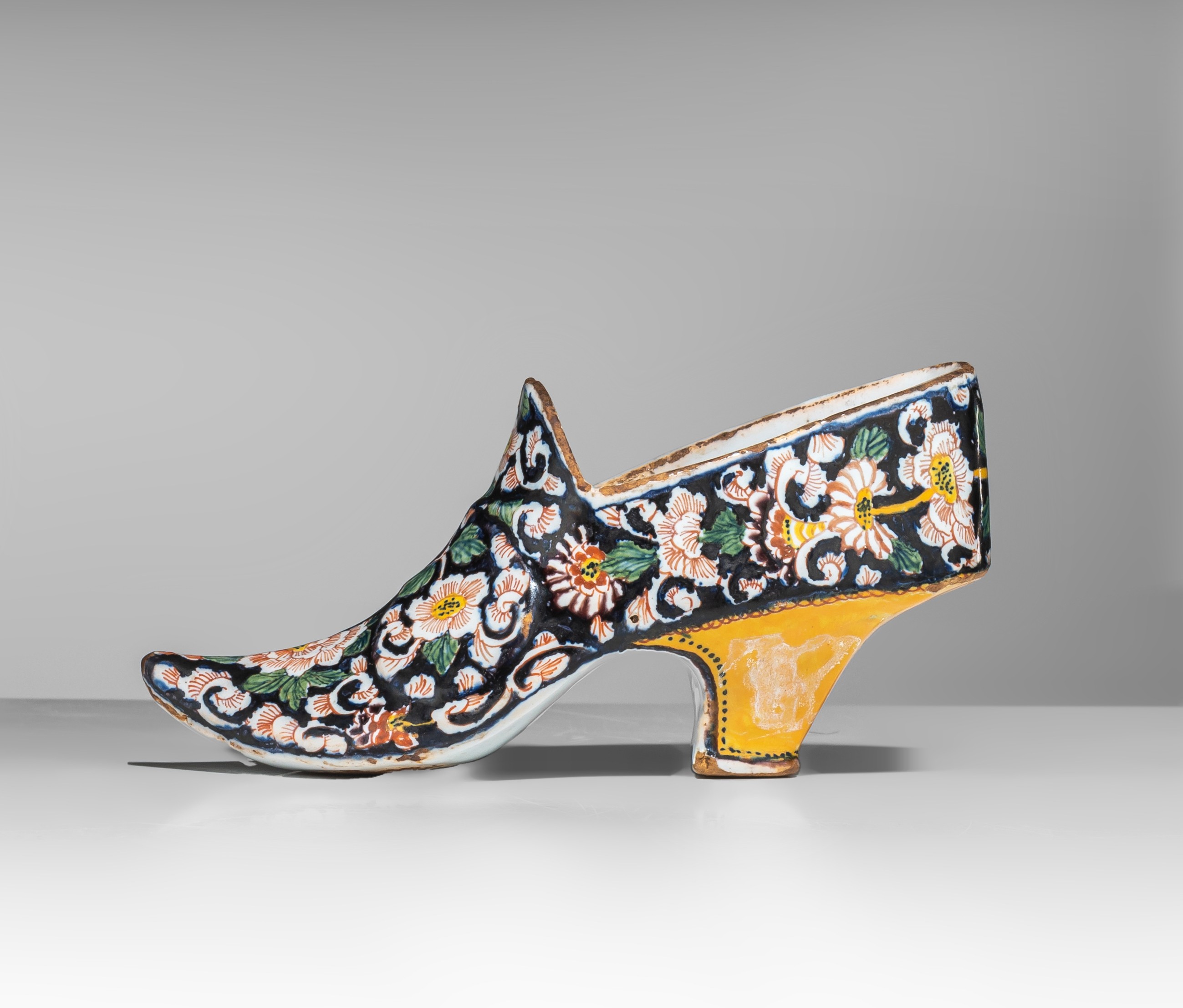 A rare 18thC black Dutch Delft miniature shoe, polychrome decorated, H 7 cm - Image 3 of 8