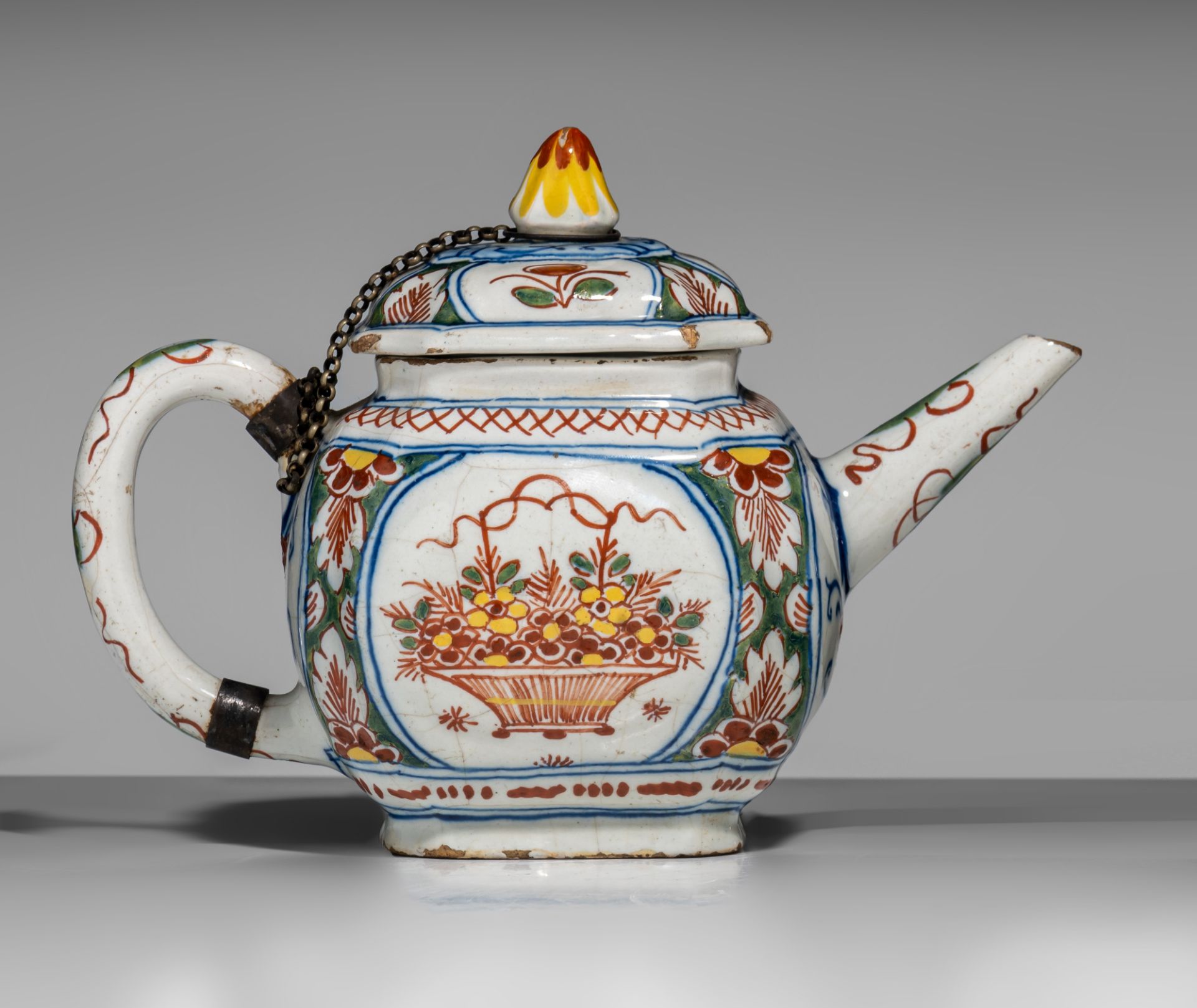 An 18thC Dutch Delft chinoiserie teapot, H 13 cm - Image 9 of 13