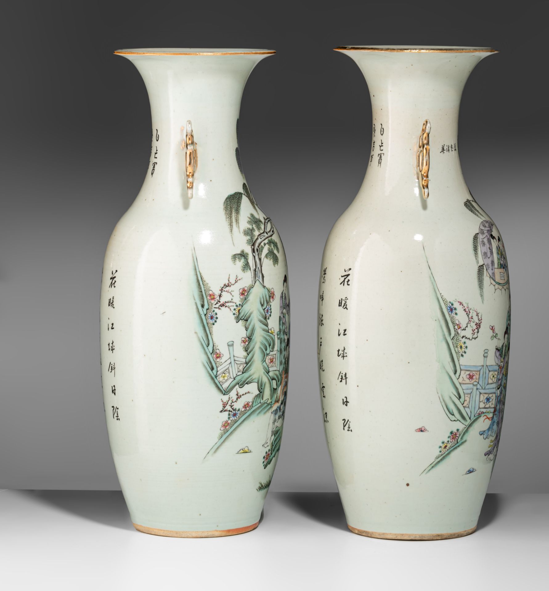 A pair of Chinese famille rose vases, with a signed text, paired with lingzhi handles, Republic peri - Bild 5 aus 7