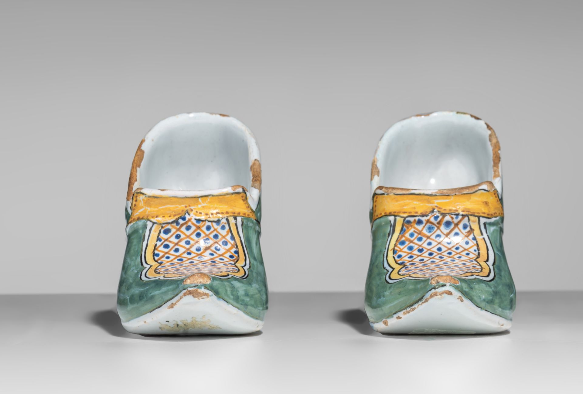 A pair of 18thC Dutch Delft miniature shoes, polychrome decorated, H 7 cm - Image 4 of 8