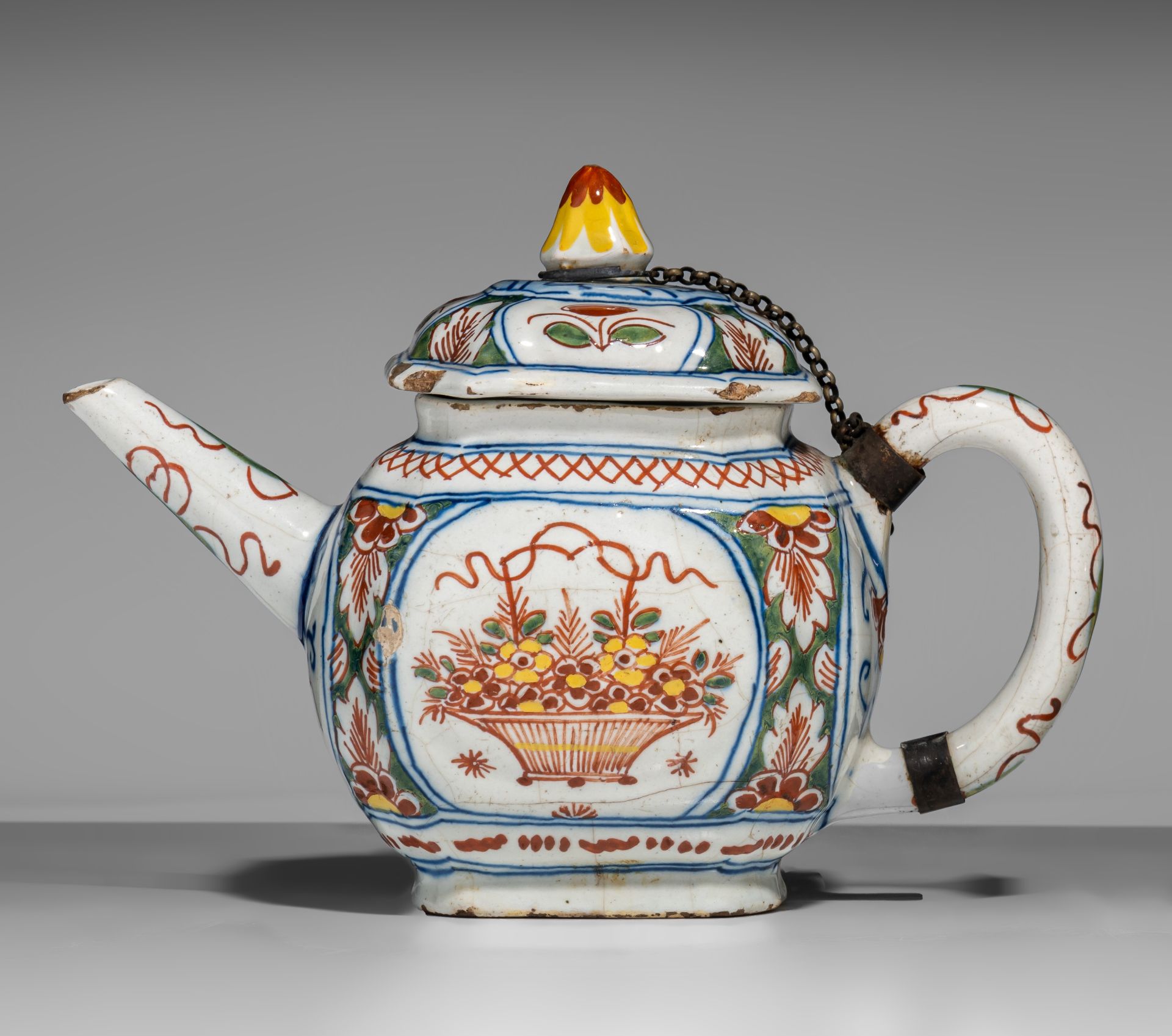 An 18thC Dutch Delft chinoiserie teapot, H 13 cm - Image 4 of 13