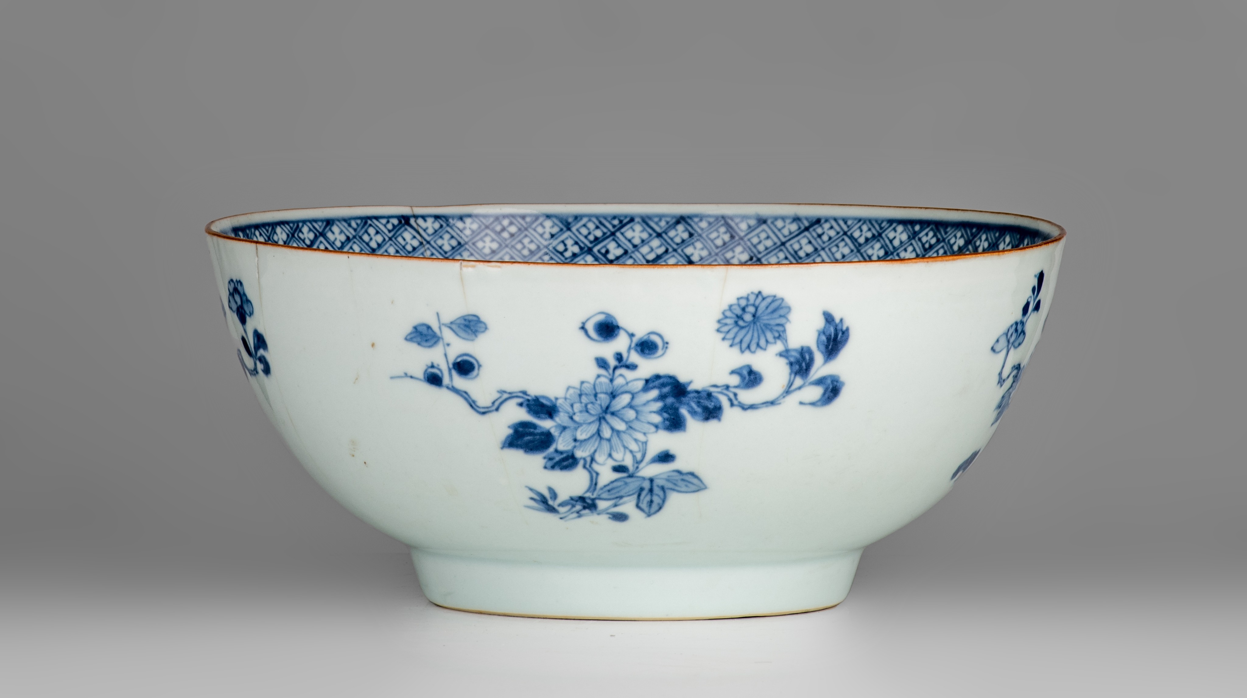 A collection of various Chinese porcelain ware, 18thC and later, largest ø 34,5 cm (5) - Image 13 of 45