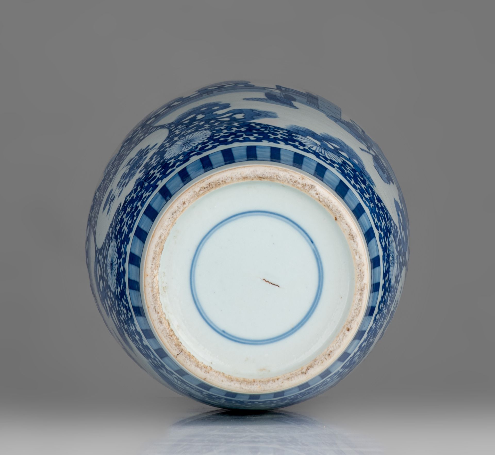 A Chinese blue and white 'Figural' vase, 20thC, H 45,5 cm - Bild 6 aus 7