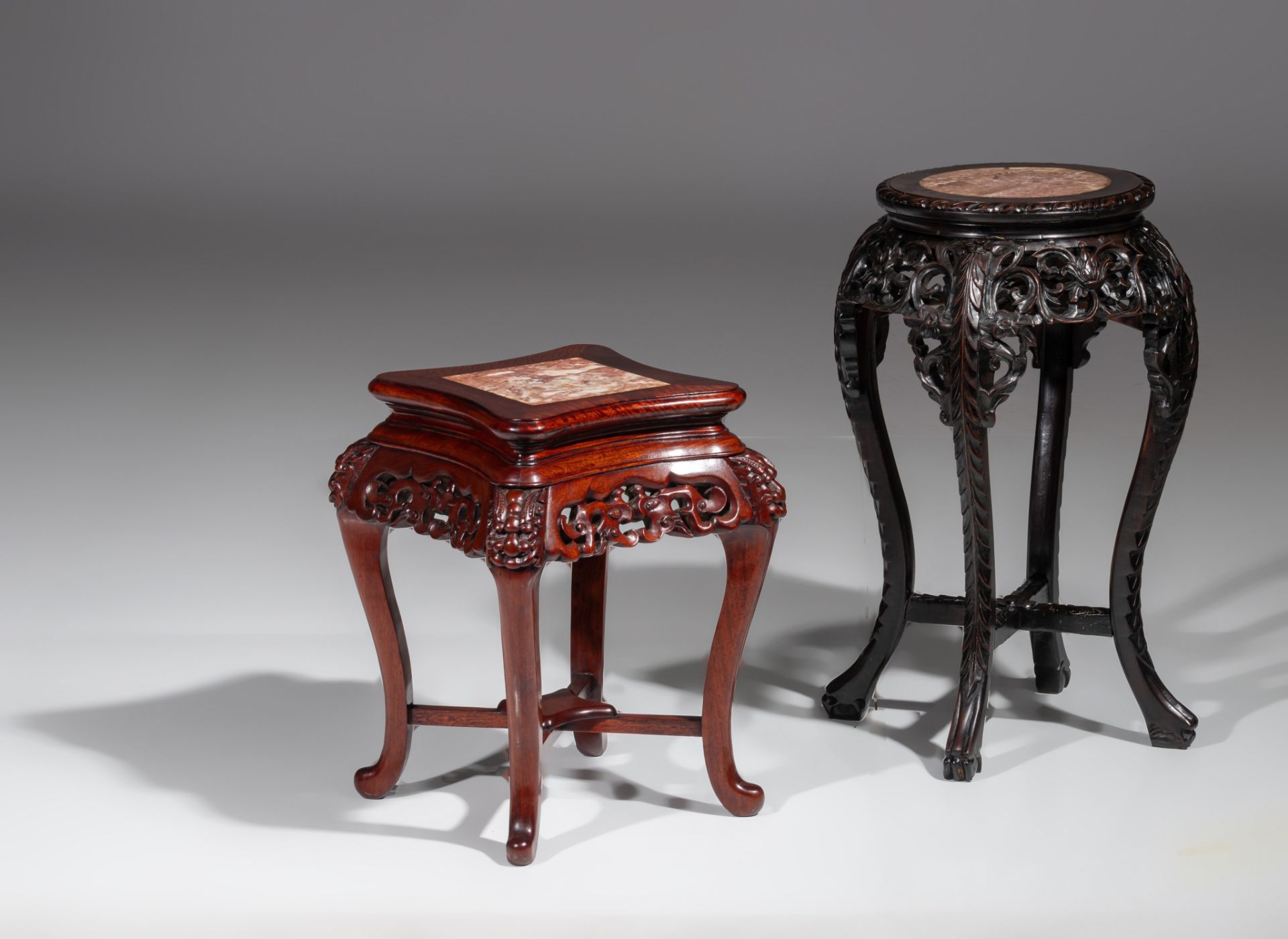 A collection of four carved low hardwood stands, with marble tops, late Qing, tallest H 61,5 cm (4) - Bild 2 aus 13