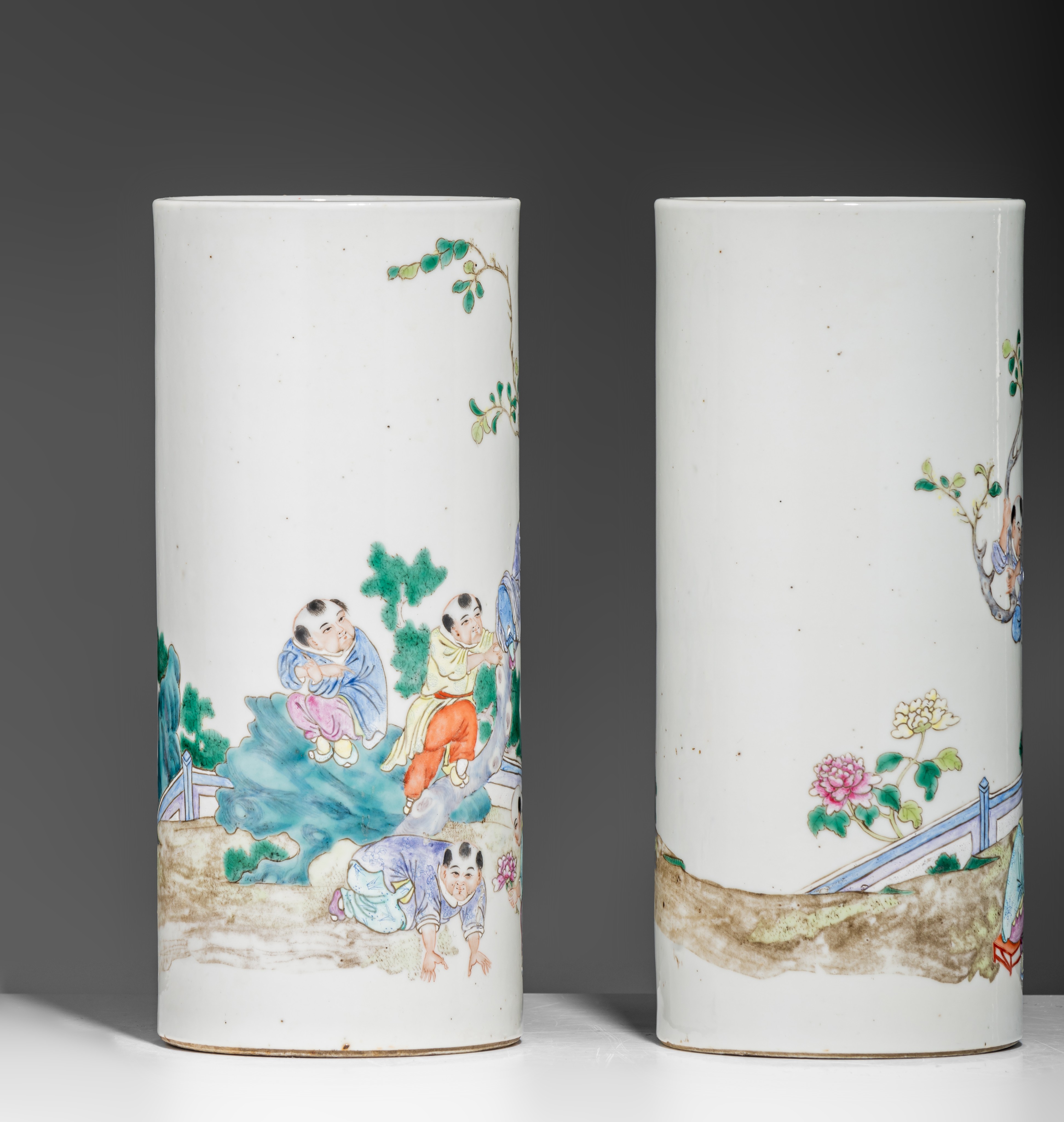 A pair of Chinese famille rose 'Playing boys' cylindrical vases, 19thC/Republic period, H 27,5 cm - Image 5 of 7