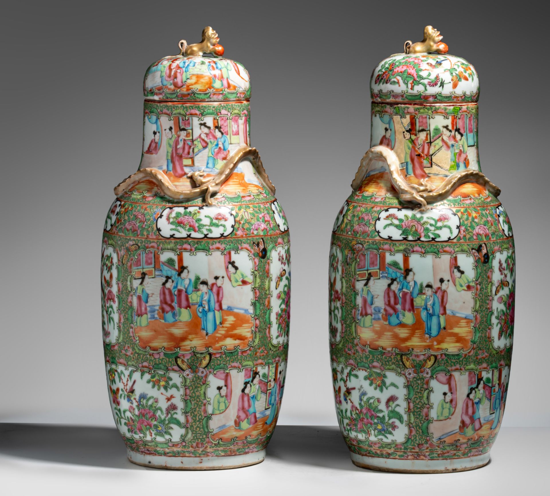 A pair of Chinese Canton lidded vases, 19thC, H 50 cm - Bild 4 aus 9