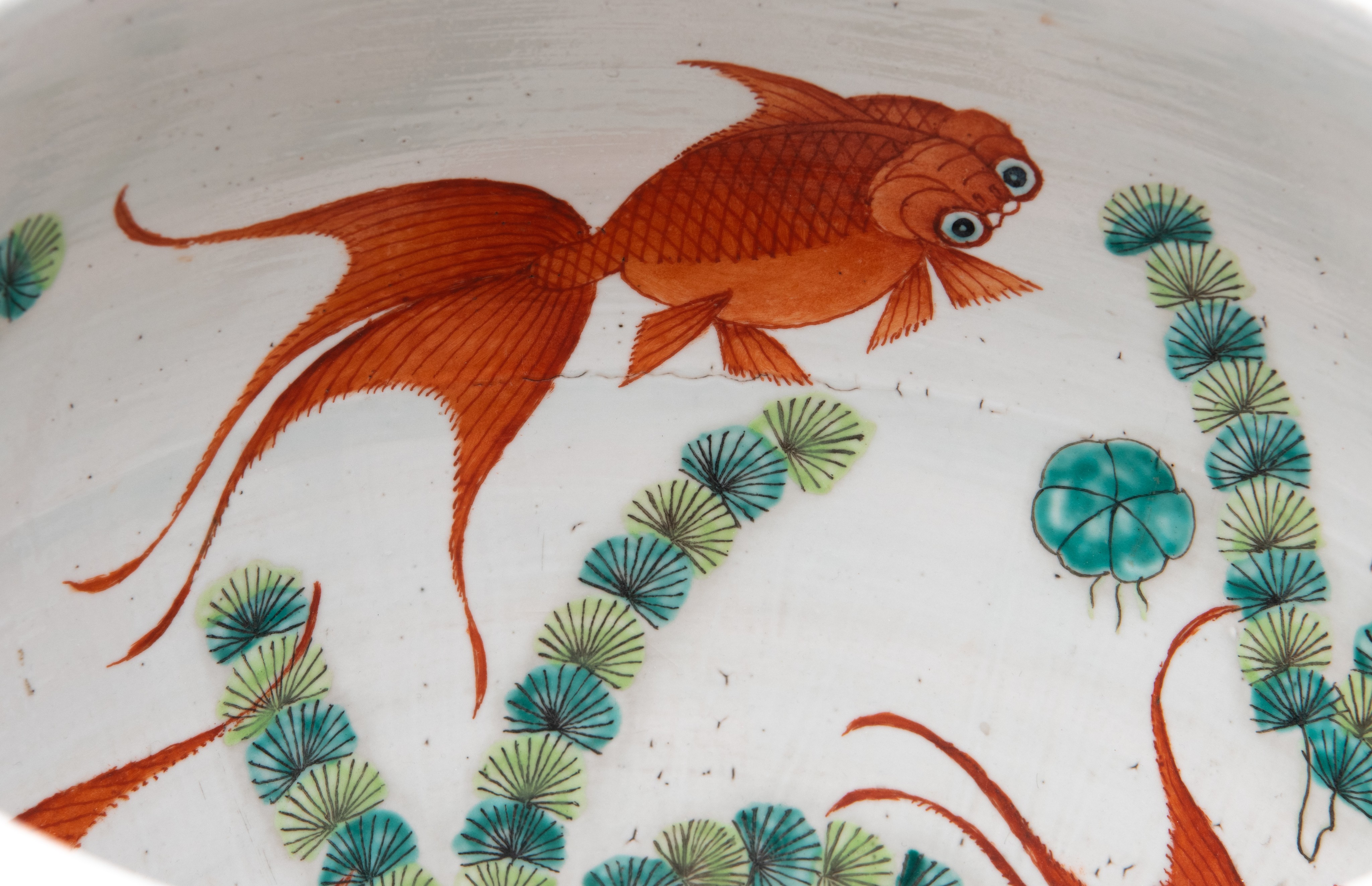 A Chinese famille rose 'Dragon' fishbowl, 19thC, H 35,5 cm - Image 12 of 17