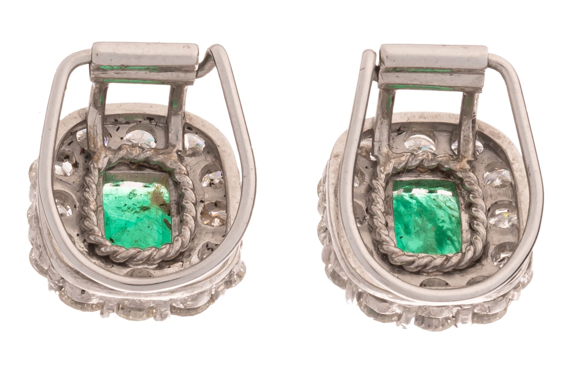 A pair of earrings in 18ct white gold, set with brilliant-cut diamonds and emeralds, 8,6 g - Image 3 of 4
