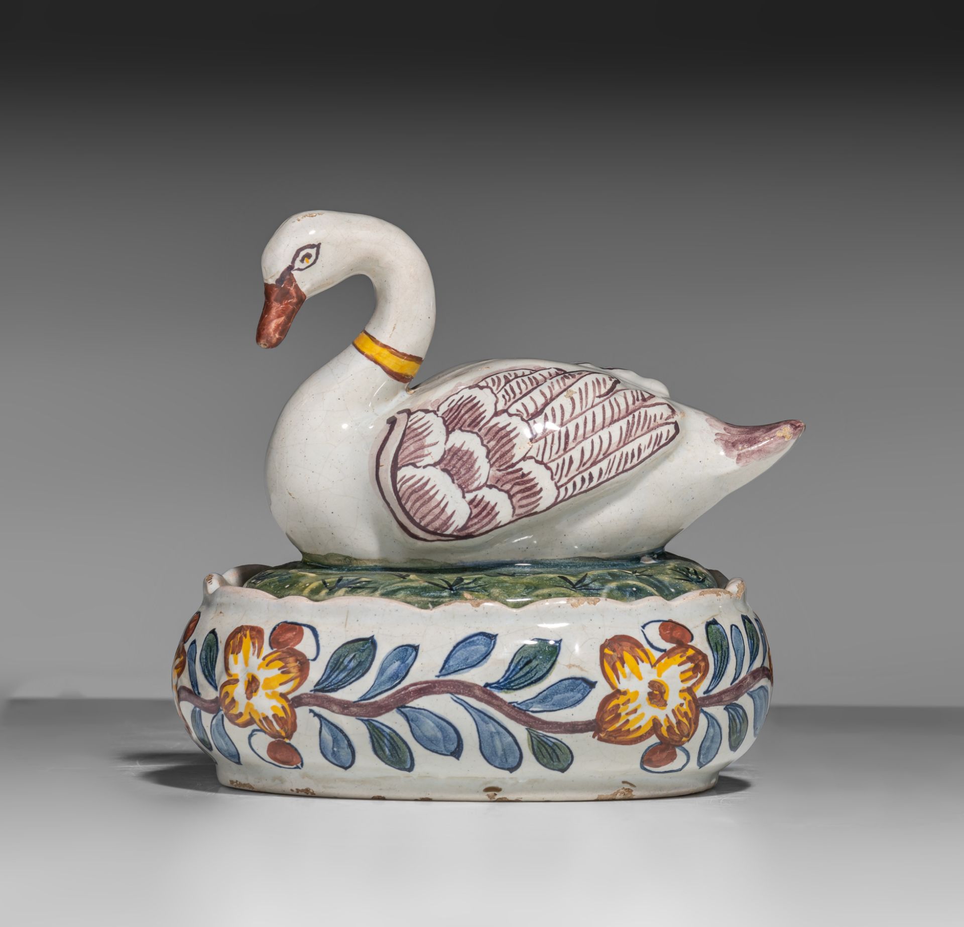 A polychrome Dutch Delft 'swan' butter tub and cover, 18thC, H 11,5 cm - Bild 2 aus 12