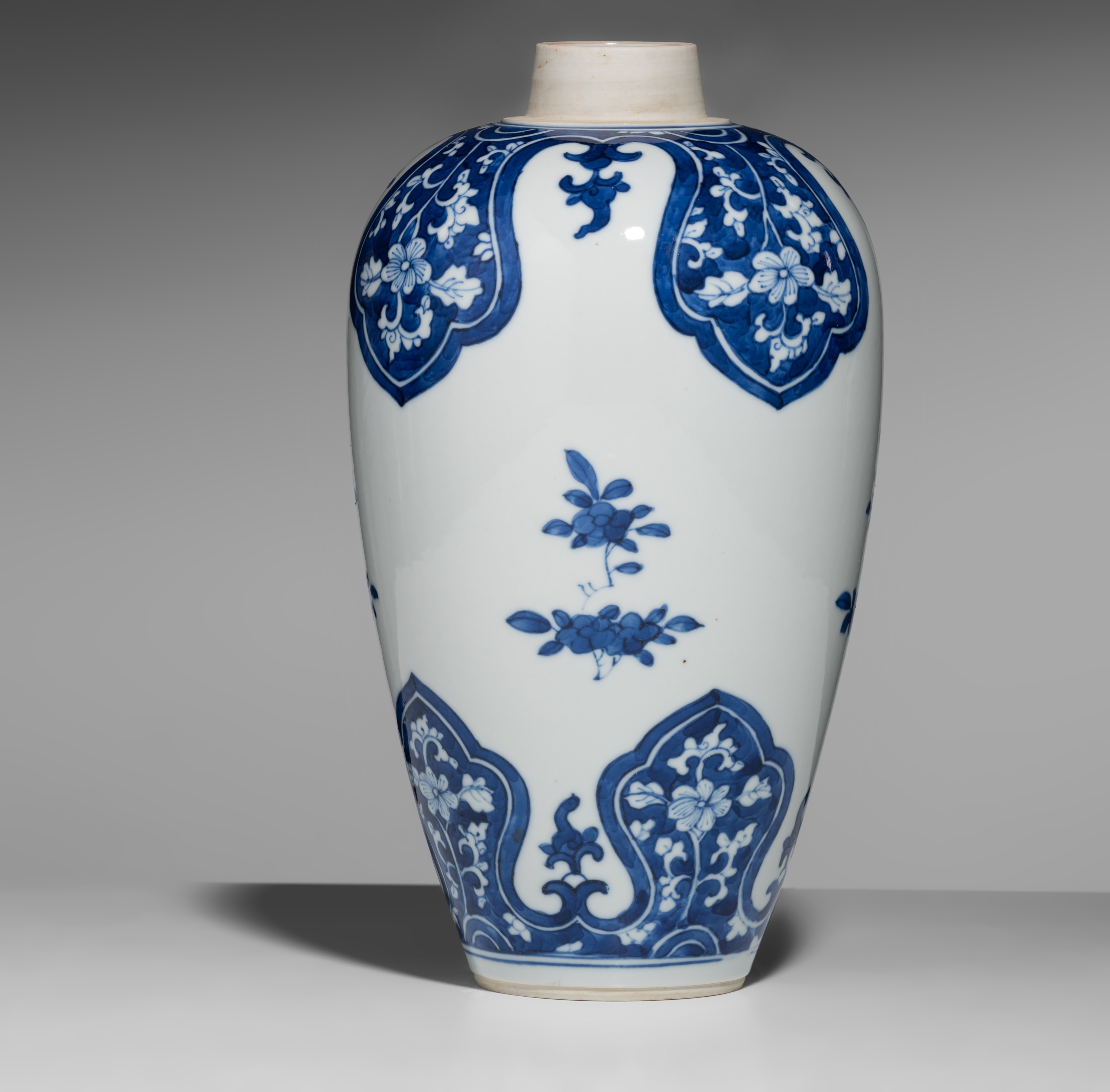 A Chinese blue and white jar, Kangxi period, H 24 cm - Image 3 of 7