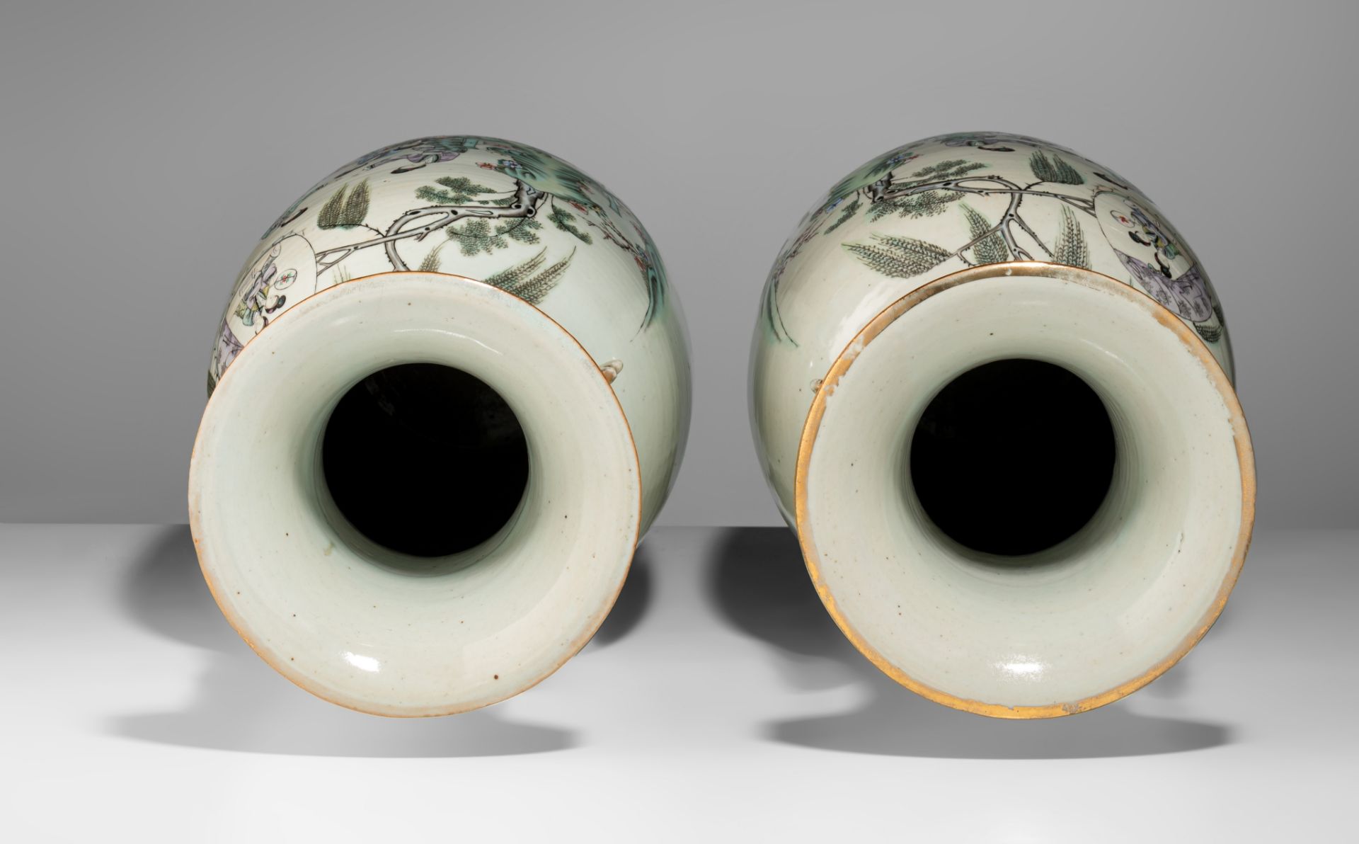A pair of Chinese famille rose vases, with a signed text, paired with lingzhi handles, Republic peri - Bild 6 aus 7