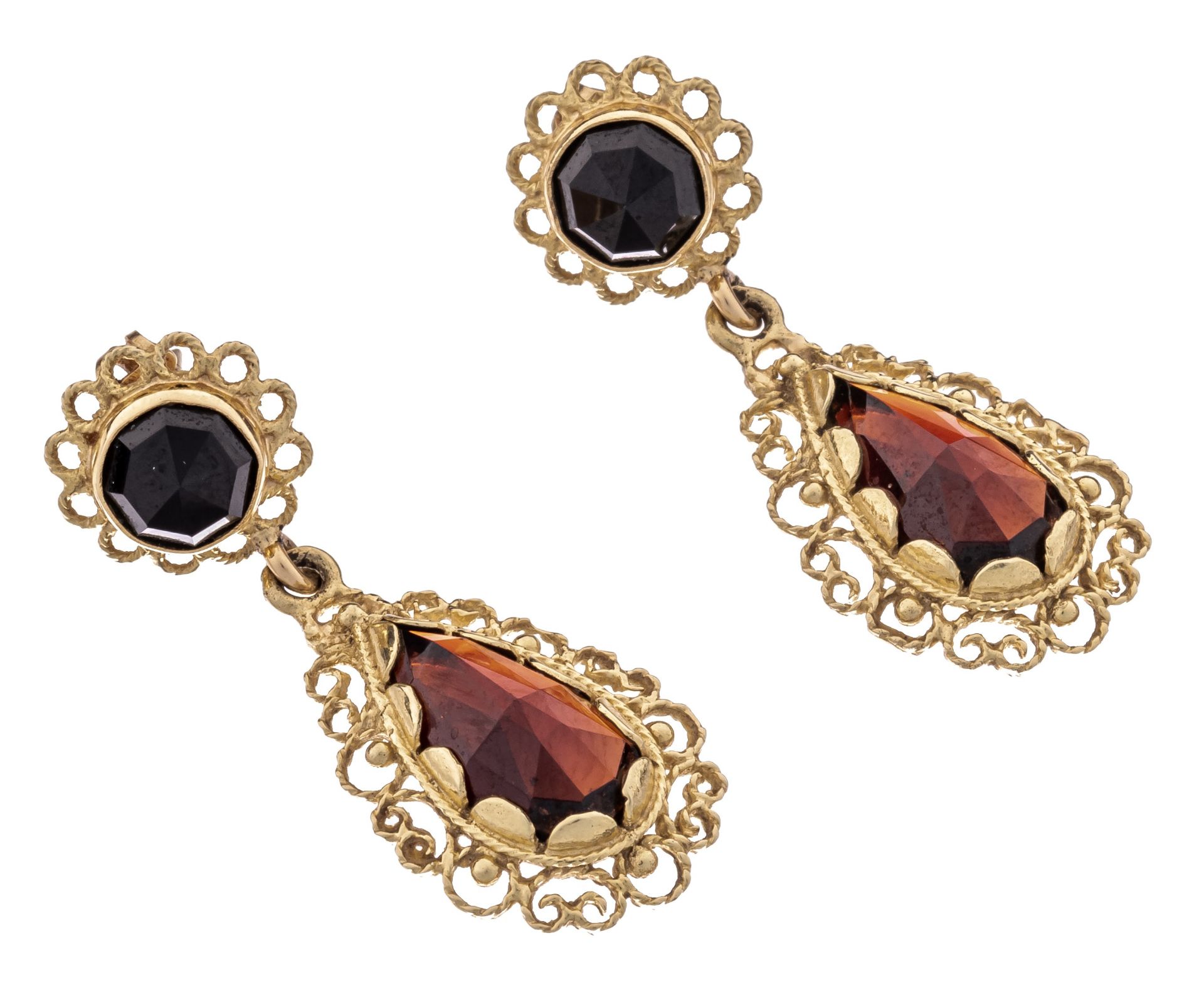 A pair of 18ct yellow gold drop earrings, set with garnets, H 3,5 cm - 7,2 g - Image 2 of 3