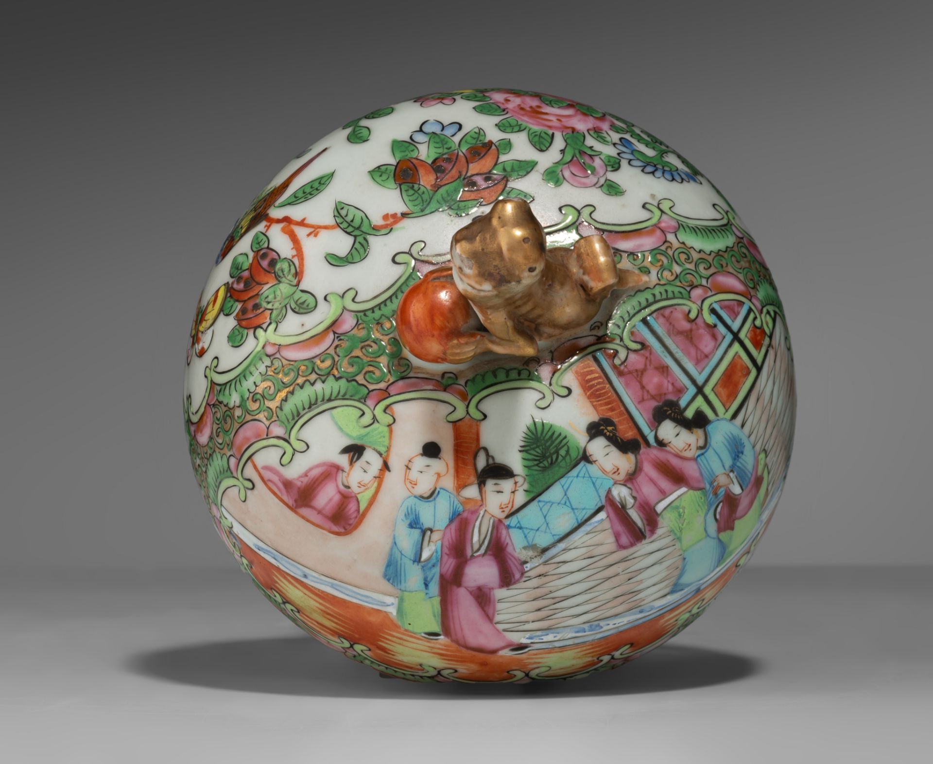 A Chinese Canton vase and lid, 19thC, H 66 cm - Image 8 of 9