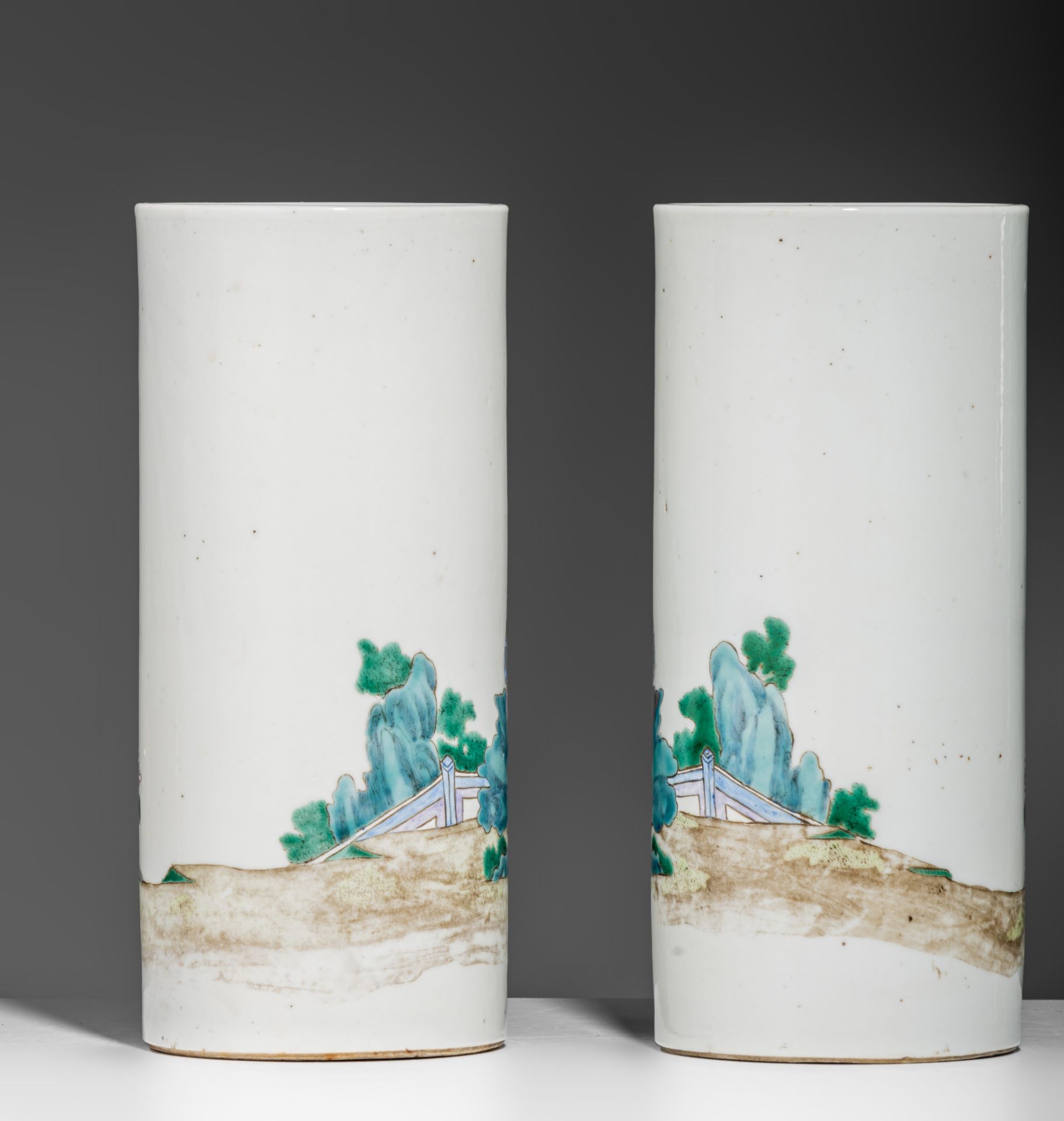A pair of Chinese famille rose 'Playing boys' cylindrical vases, 19thC/Republic period, H 27,5 cm - Image 4 of 7