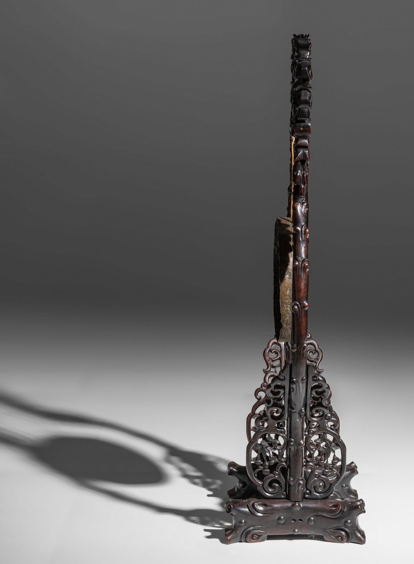 A Chinese gong on a finely carved rosewood stand, late Qing, H 127,3 - W 58,5 cm - Bild 7 aus 8