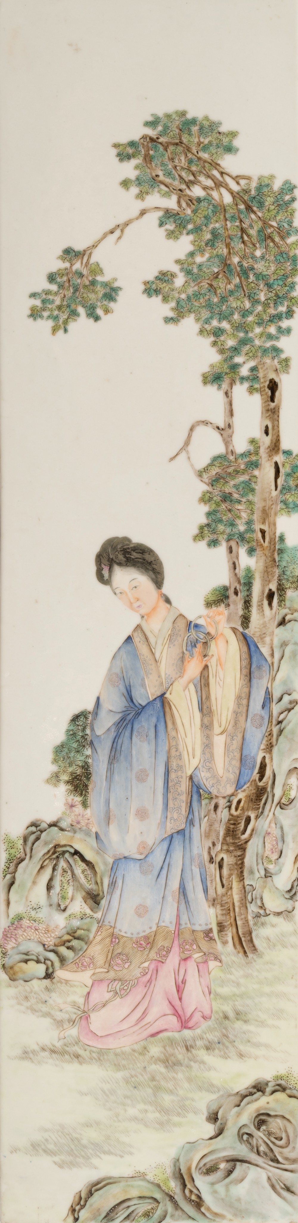 A Chinese famille rose 'Beauty in a garden' plaque, Republic period, 76,5 x 19,2 cm