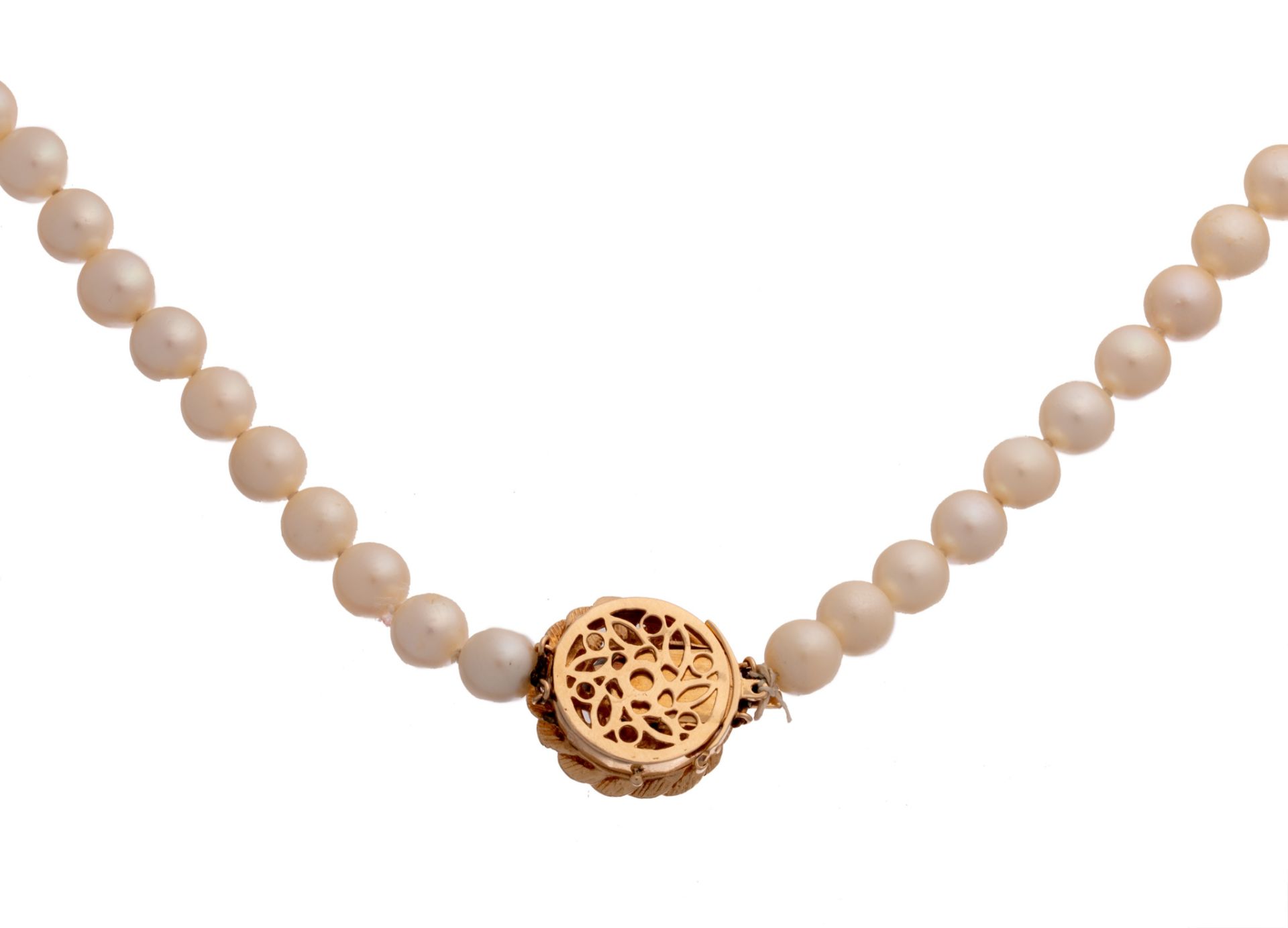 A pearl necklace with a 14ct gold floral-shaped extender, set with a ruby, 71,5 cm - 82,8 g - Image 2 of 4