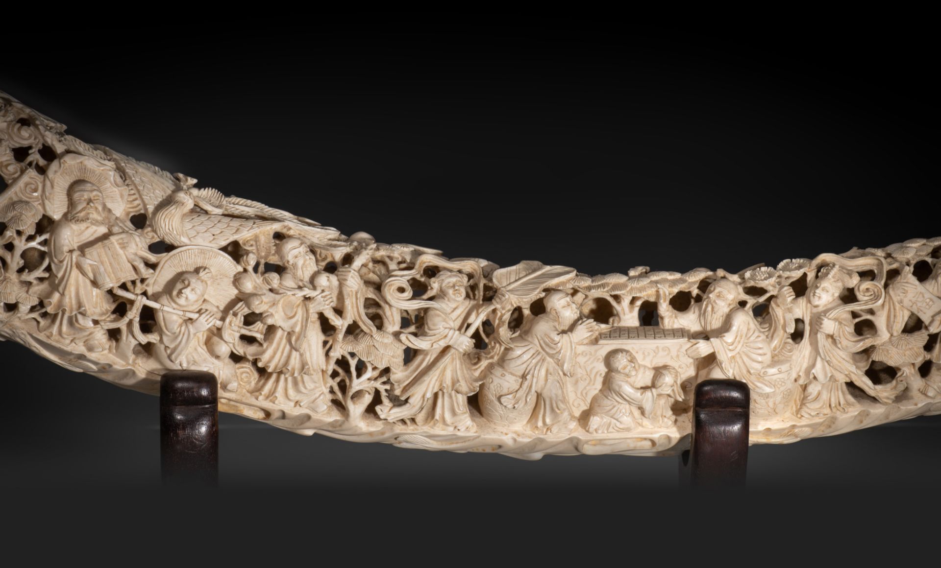 A Chinese sculpted tusk, 1,30 m (outer arch), 1,13 m (inner arch), circumference 39 cm, 5700 g (+) - Image 8 of 15